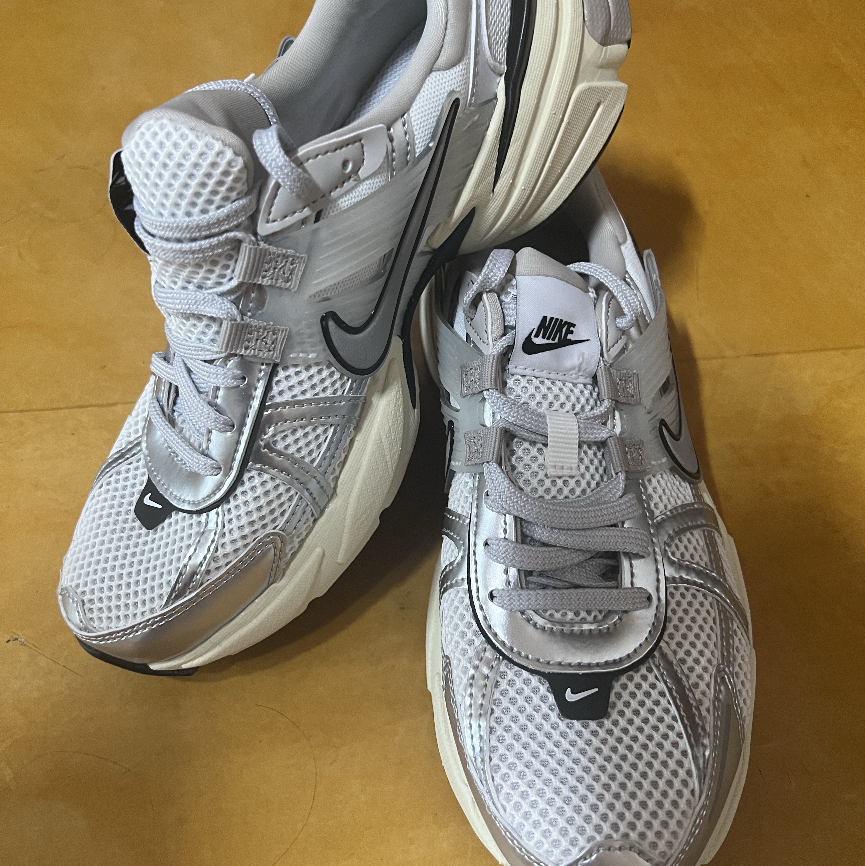 Nike V2K Run Summit White Metallic Silver 착용 스타일 - 4