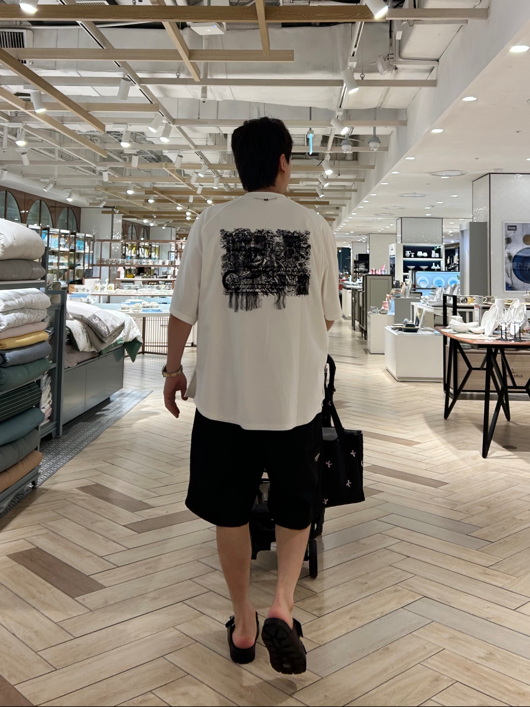 Prada Re-Nylon Bermuda Shorts Black, Prada Leather Strap Sandals Black 착용 스타일 - 2