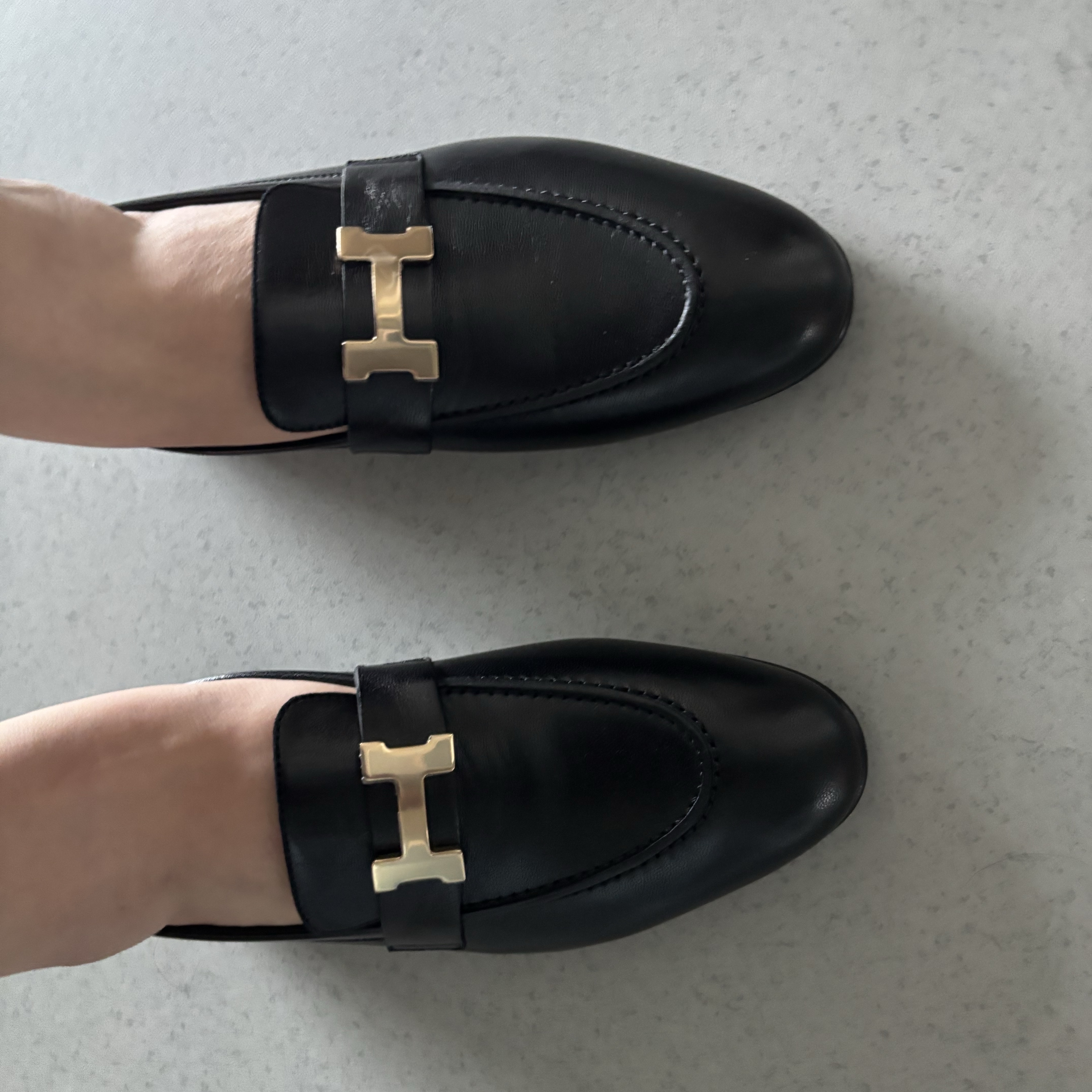 (W) Hermes Paris Loafers Goatskin & Permabrass Noir 착용 스타일 - 1