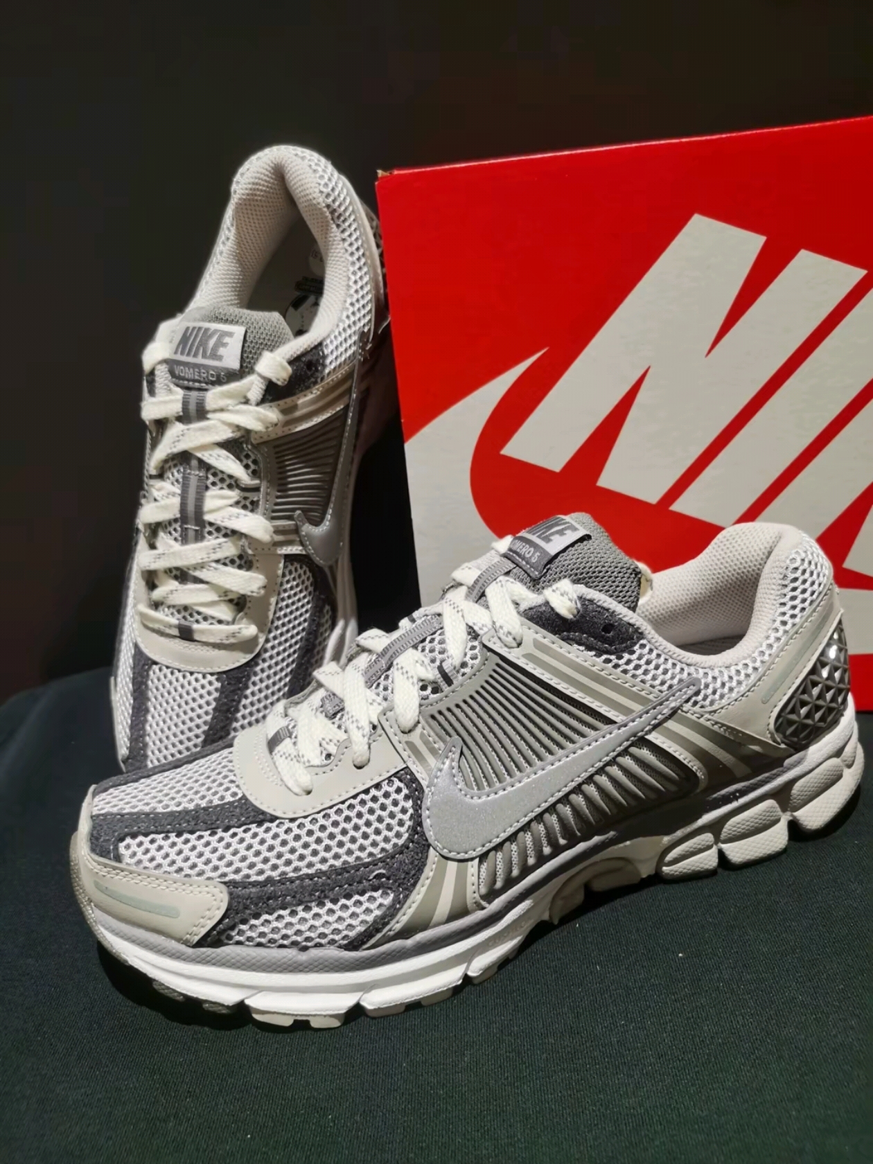 Nike Zoom Vomero 5 PRM Light Iron Ore and Flat Fewter 착용 스타일