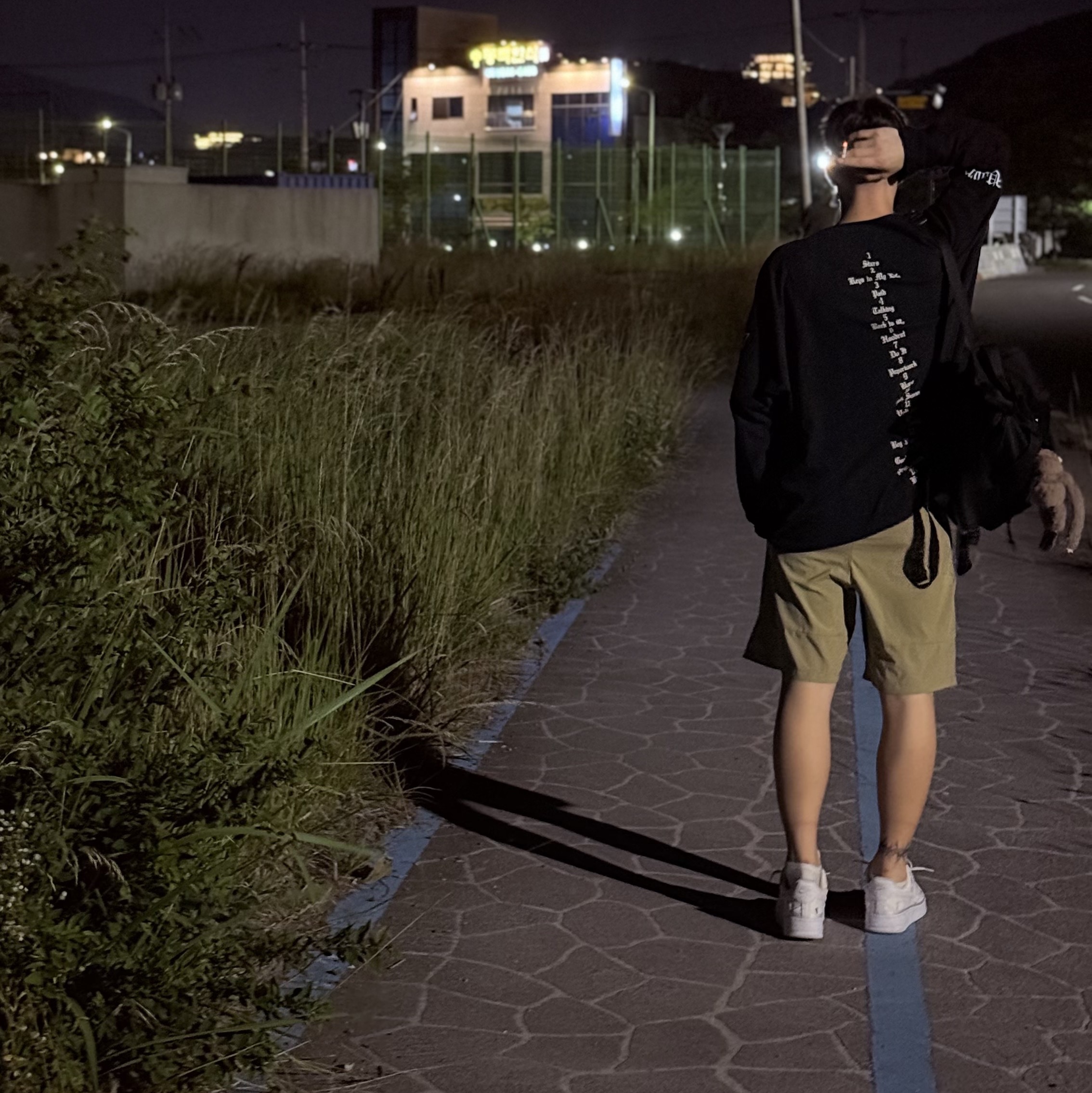 Yeezy Vultures Long T-Shirt Black, Nike x Billie Eilish Air Force 1 Low SP Triple White 착용 스타일