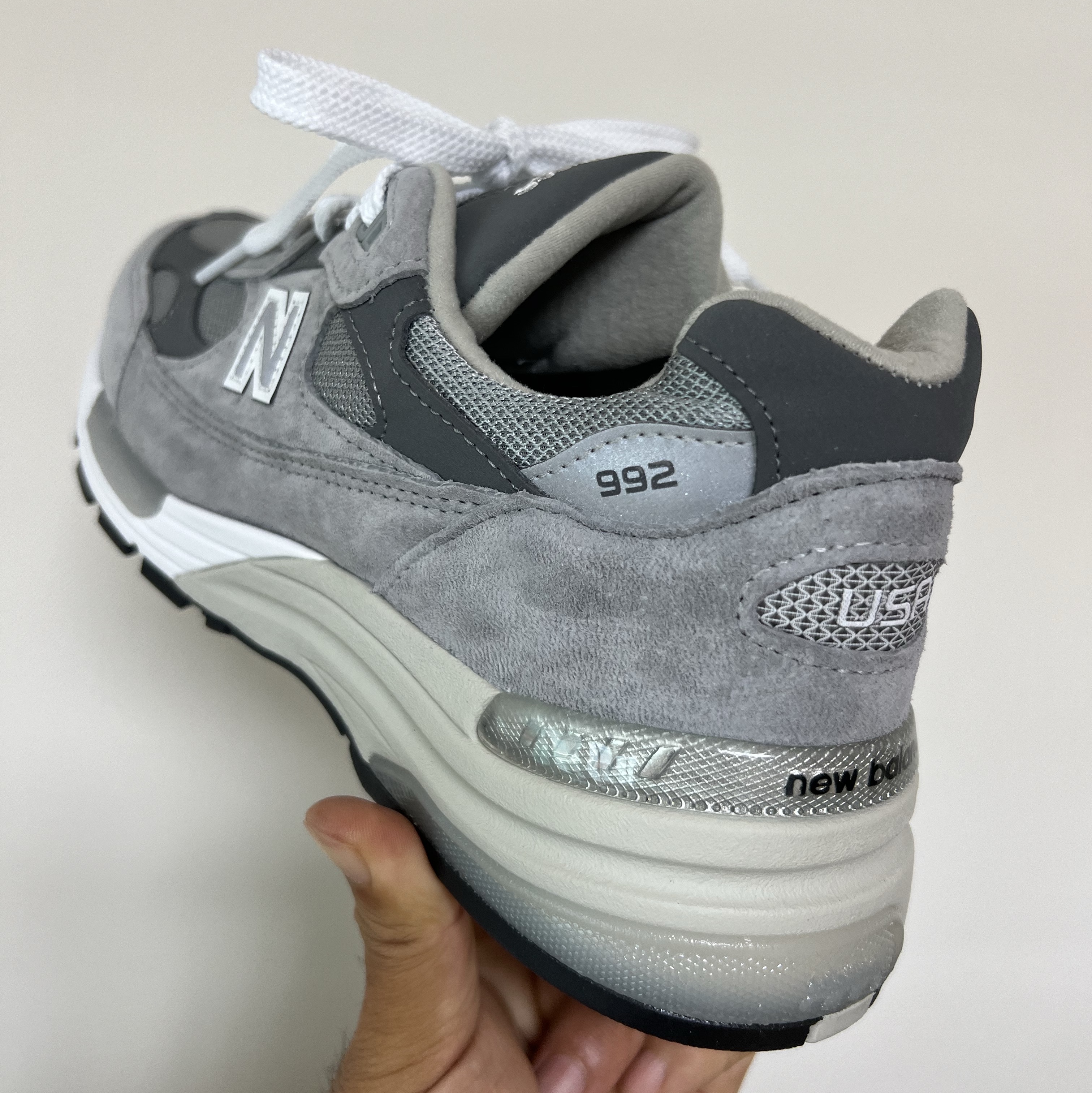 New Balance 992 Made in USA Core Grey Silver Metallic 착용 스타일 - 2