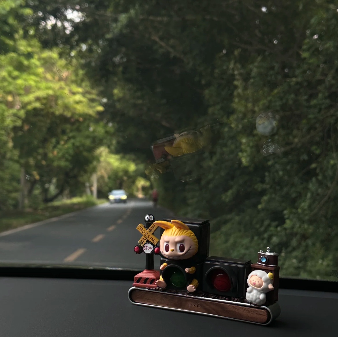Pop Mart Labubu Almost Hidden Series Traffic Light (Opened Case) 착용 스타일