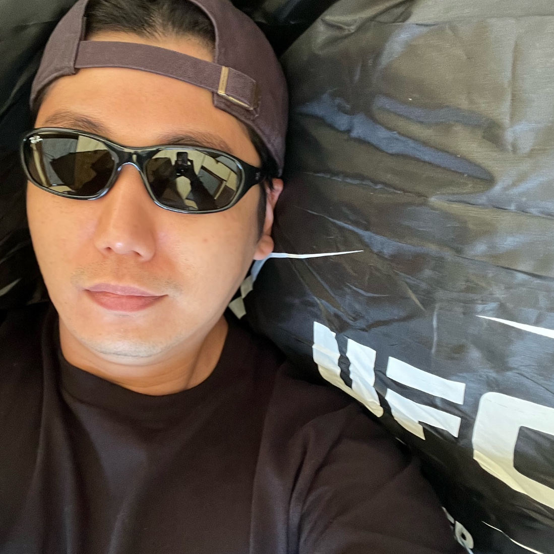 Oakley Remix Dad Hat Blackout, Ray-Ban DADDY-O II Polished Black Frame Green Classic G-15 Lenses 착용 스타일