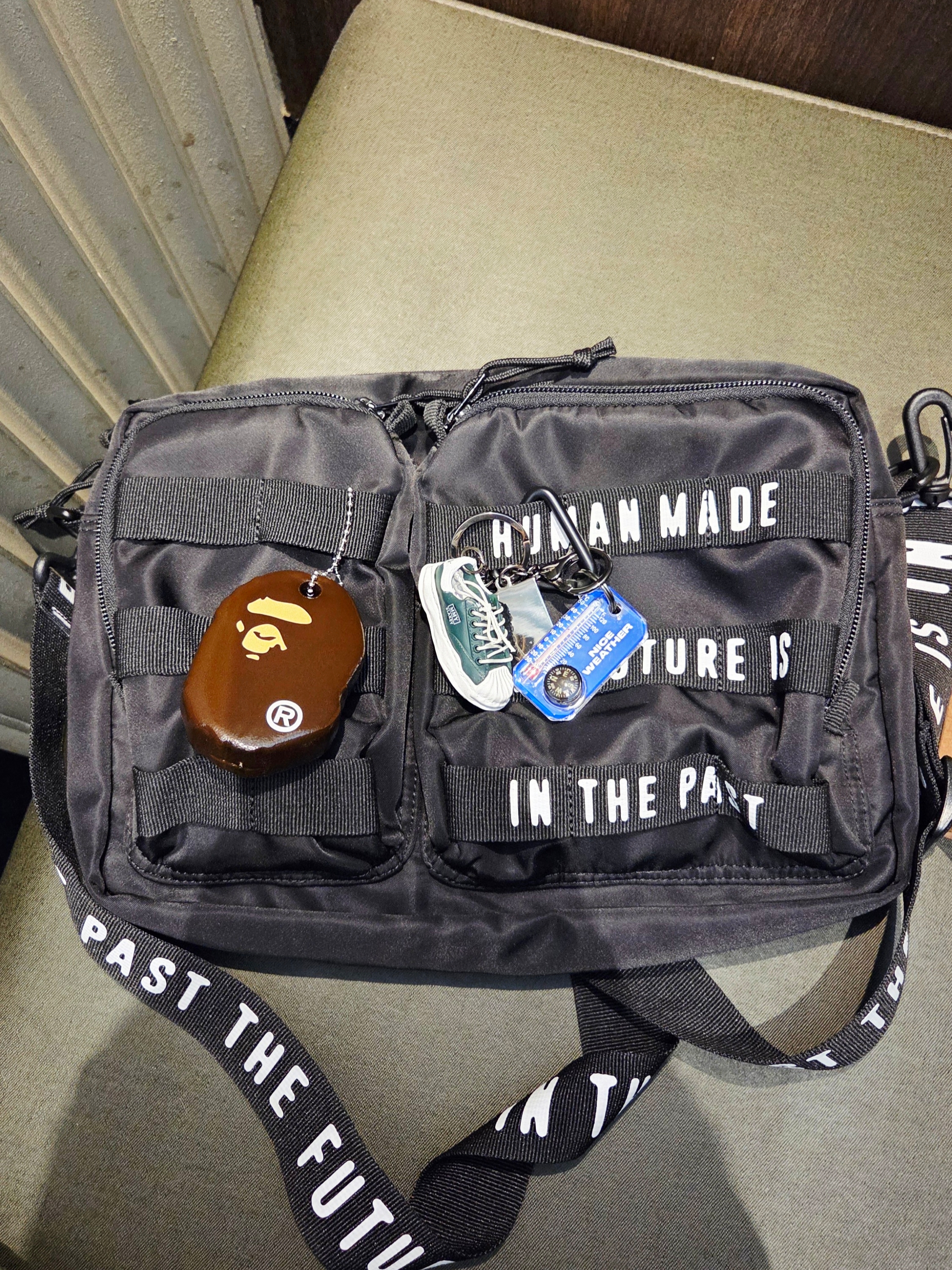 New Balance 992 Made in USA Core Grey Silver Metallic, Human Made Military Pouch Large Black 착용 스타일 - 2