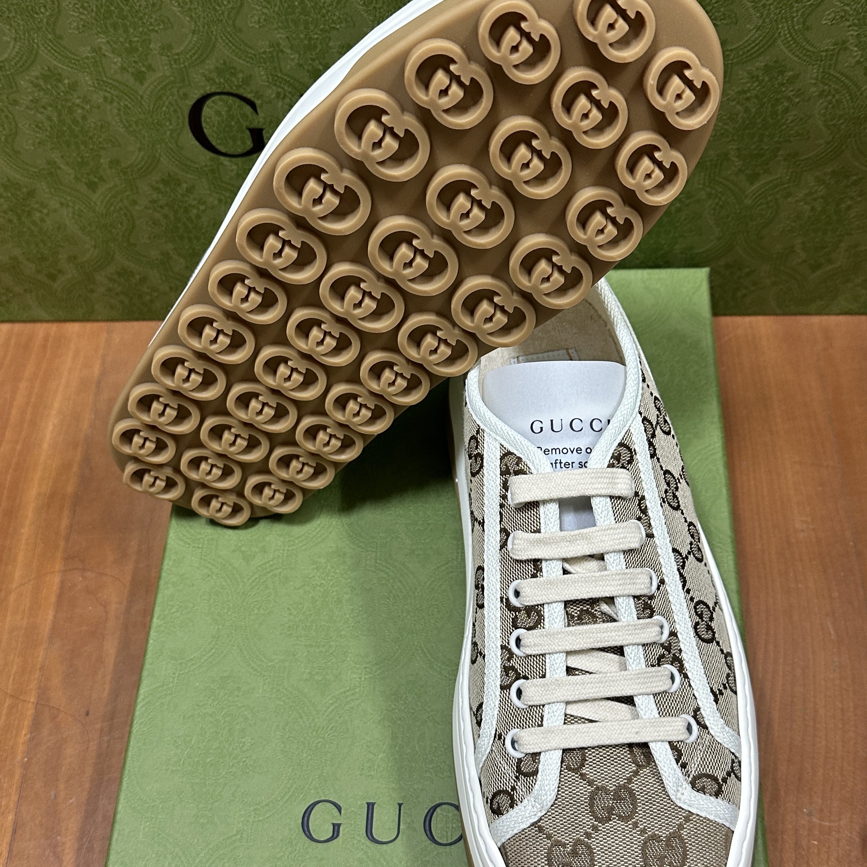 Gucci GG Sneaker Beige Ebony GG Canvas 착용 스타일 - 2