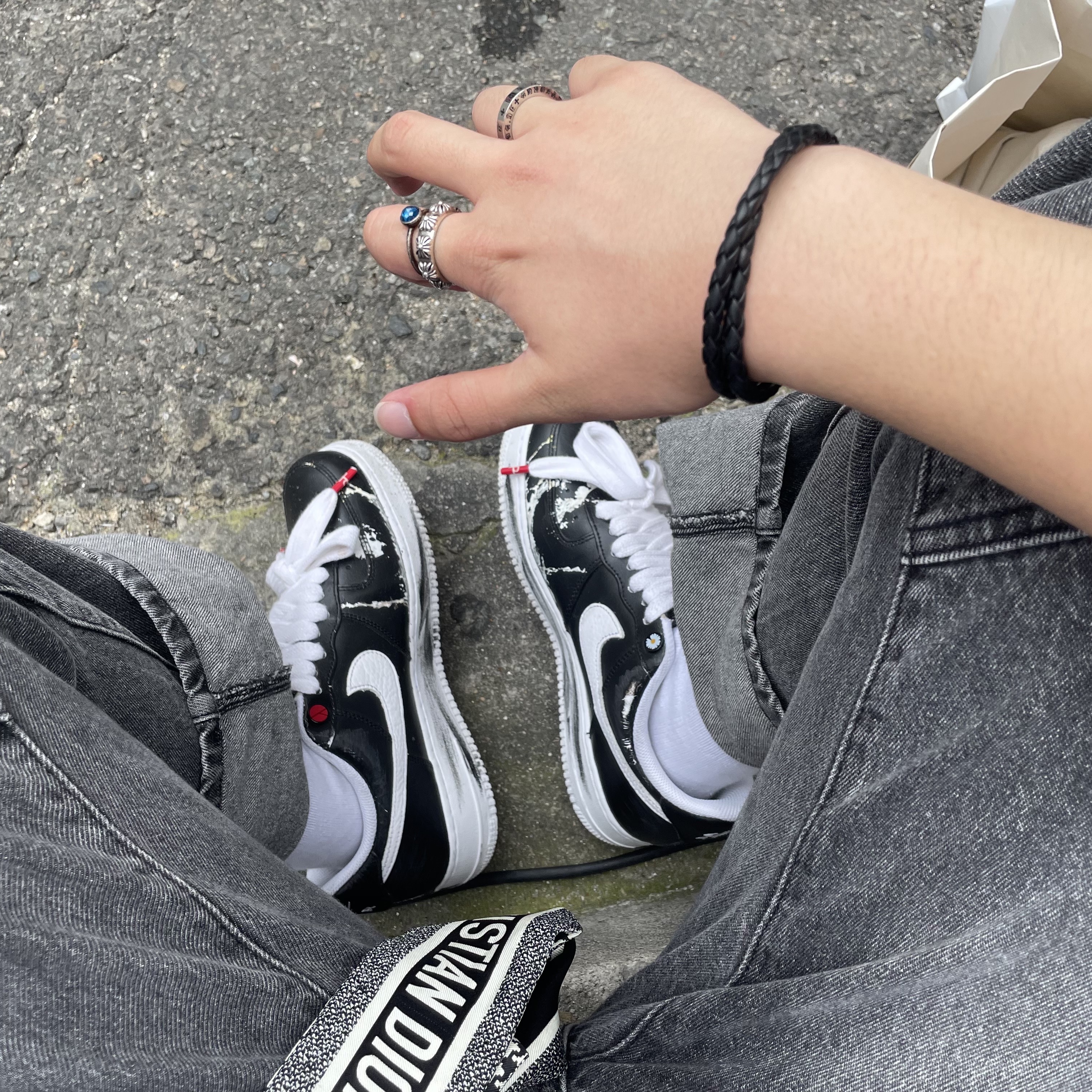 (W) Dior 30 Montaigne Mitzah Scarf Silk Twill Black White, (W) BLR Pointiness Embroidery Wide Denim Pants 착용 스타일 - 2