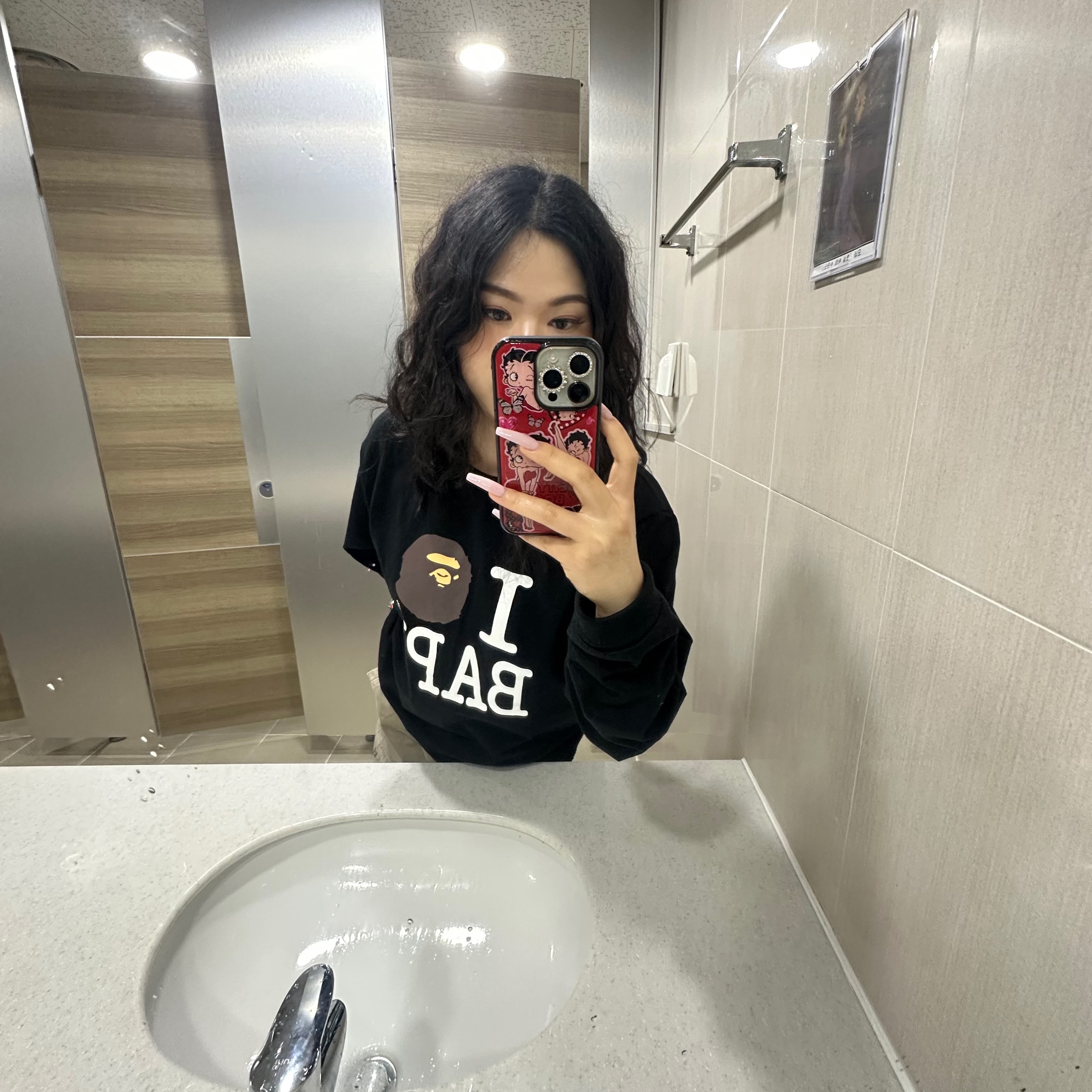 BAPE I Love BAPE L/S T-Shirt Black, (W) BAPE Baby Lisa Plush Doll Chain Shoulder Bag Brown 착용 스타일 - 1