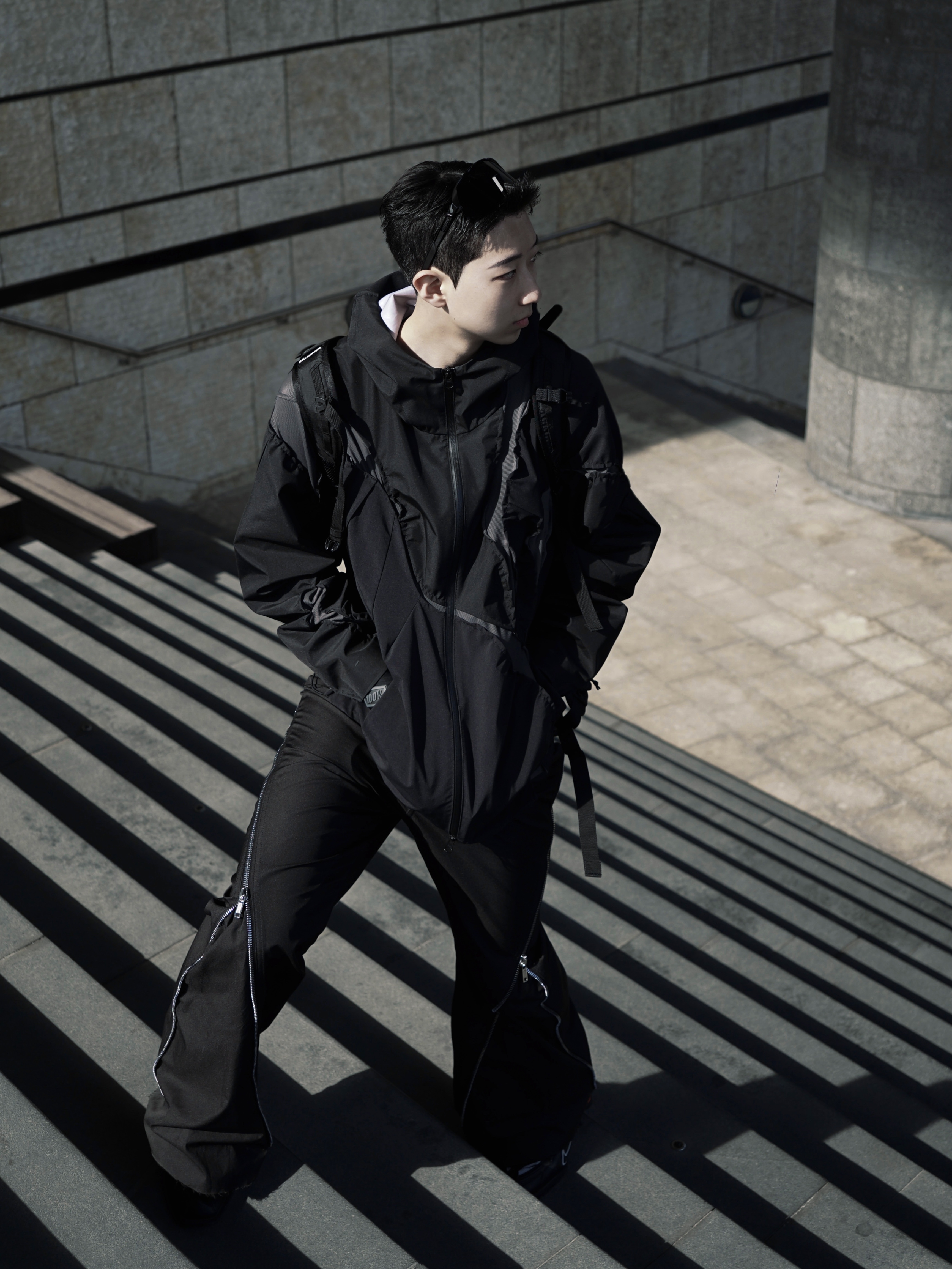 Nike x Martine Rose Shox MR4 Black 착용 스타일 - 2