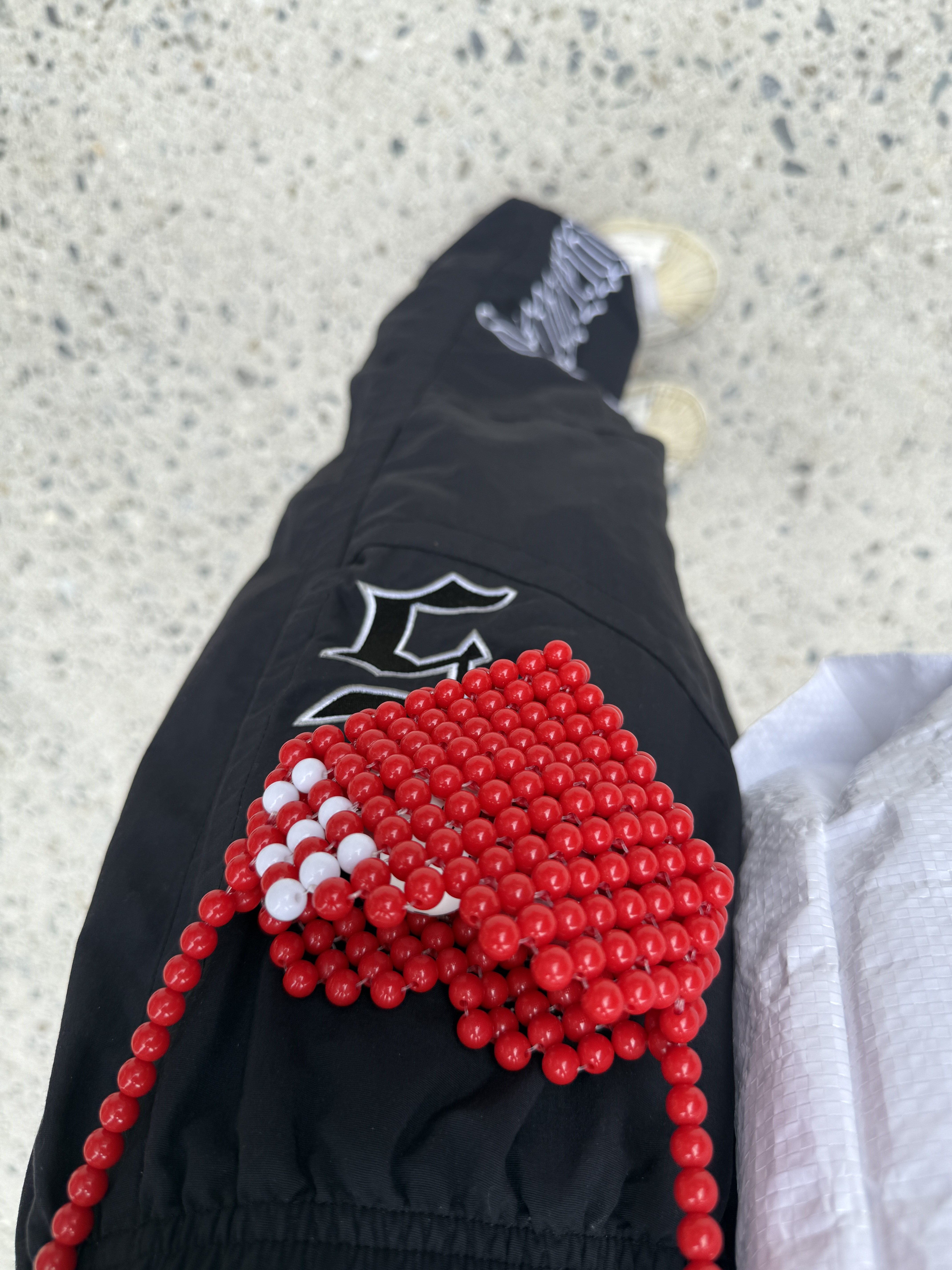 Human Made Heart Beaded Bag Red 착용 스타일 - 1