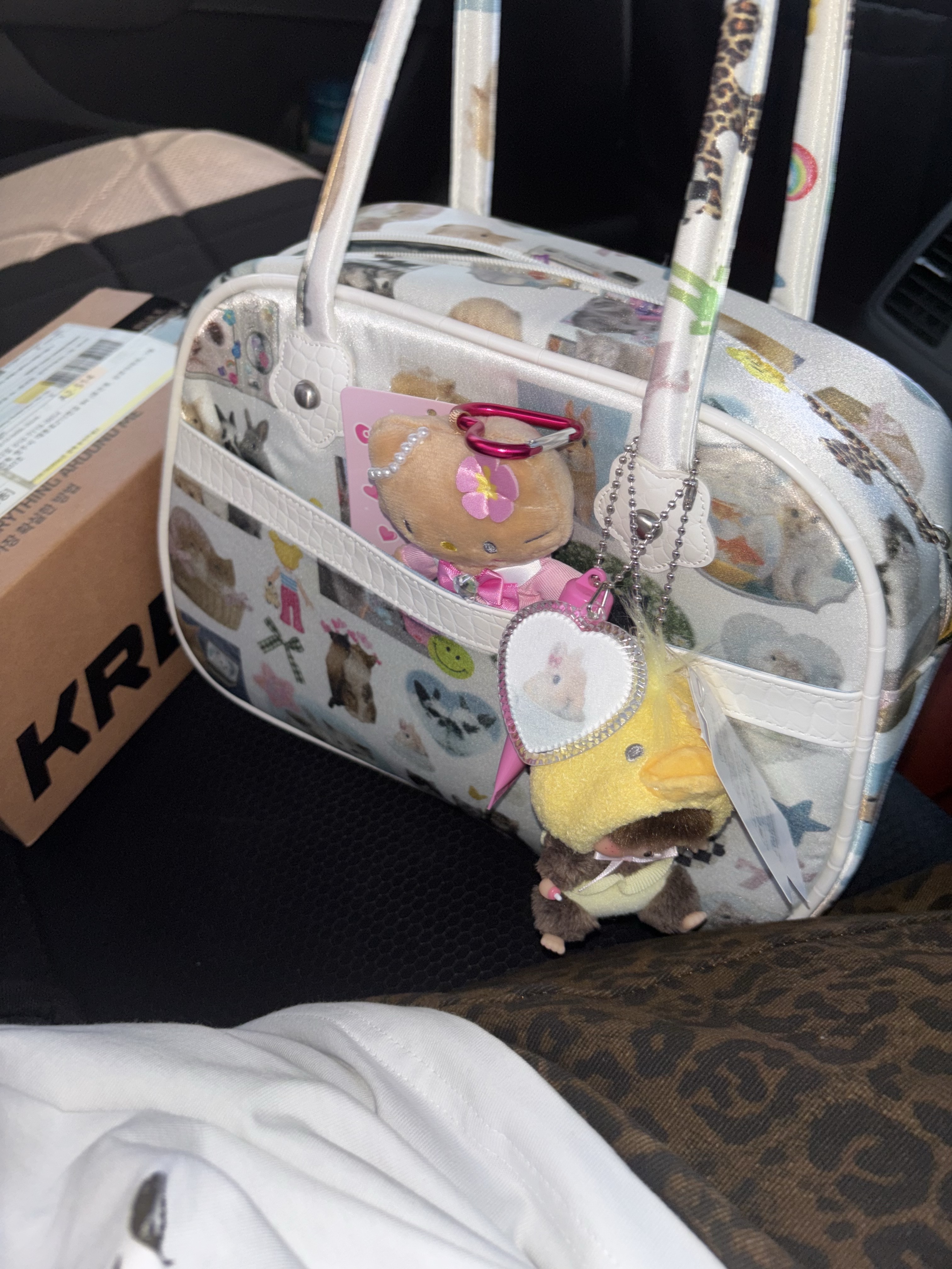 UnsteadyMarket Collage Tote Bag, Sanrio Hello Kitty Style Up Mascot Sunburn 착용 스타일