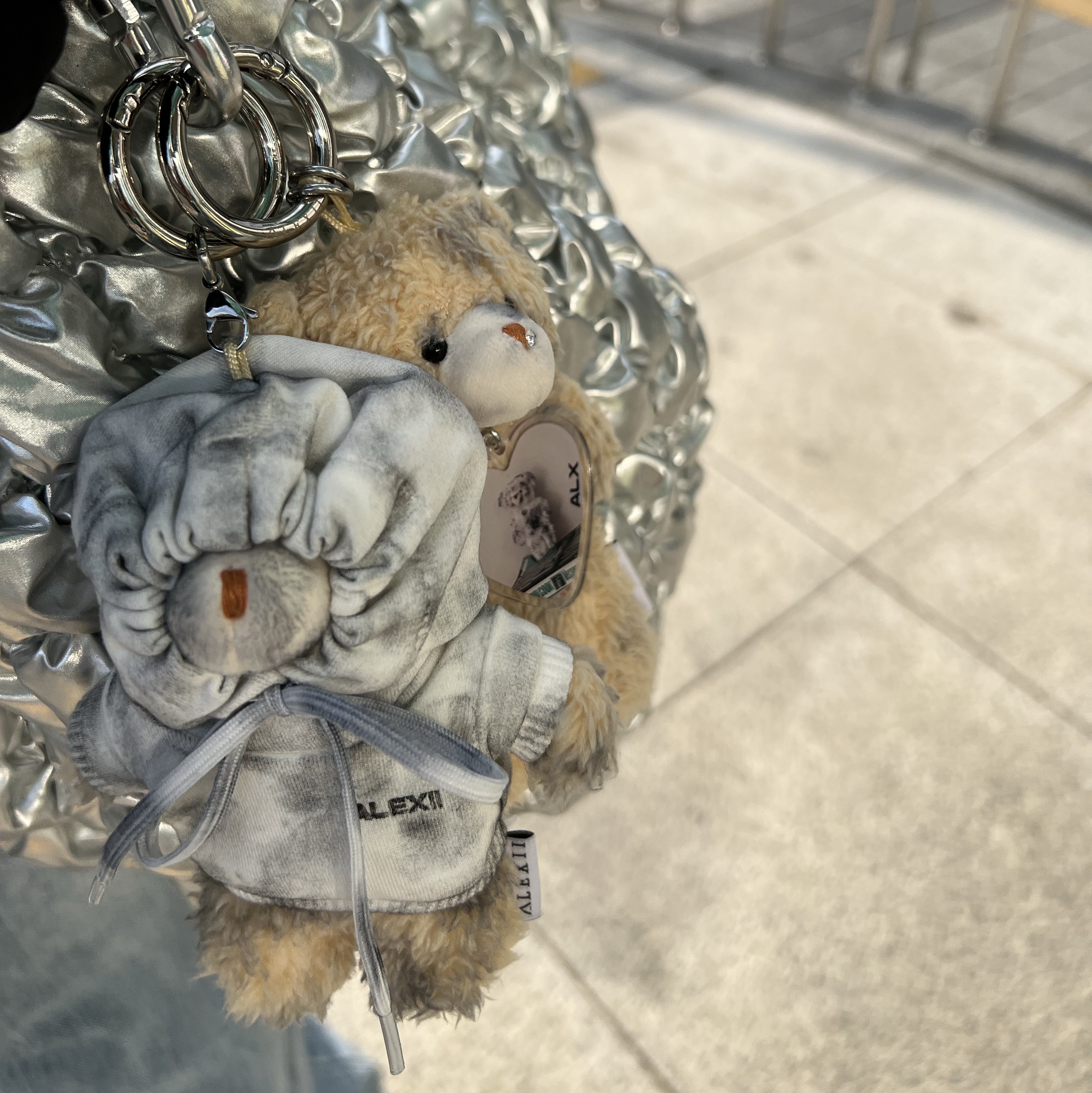 Alexii distressed grey hoodie bear, ALEXII Blind Bear 착용 스타일 - 1