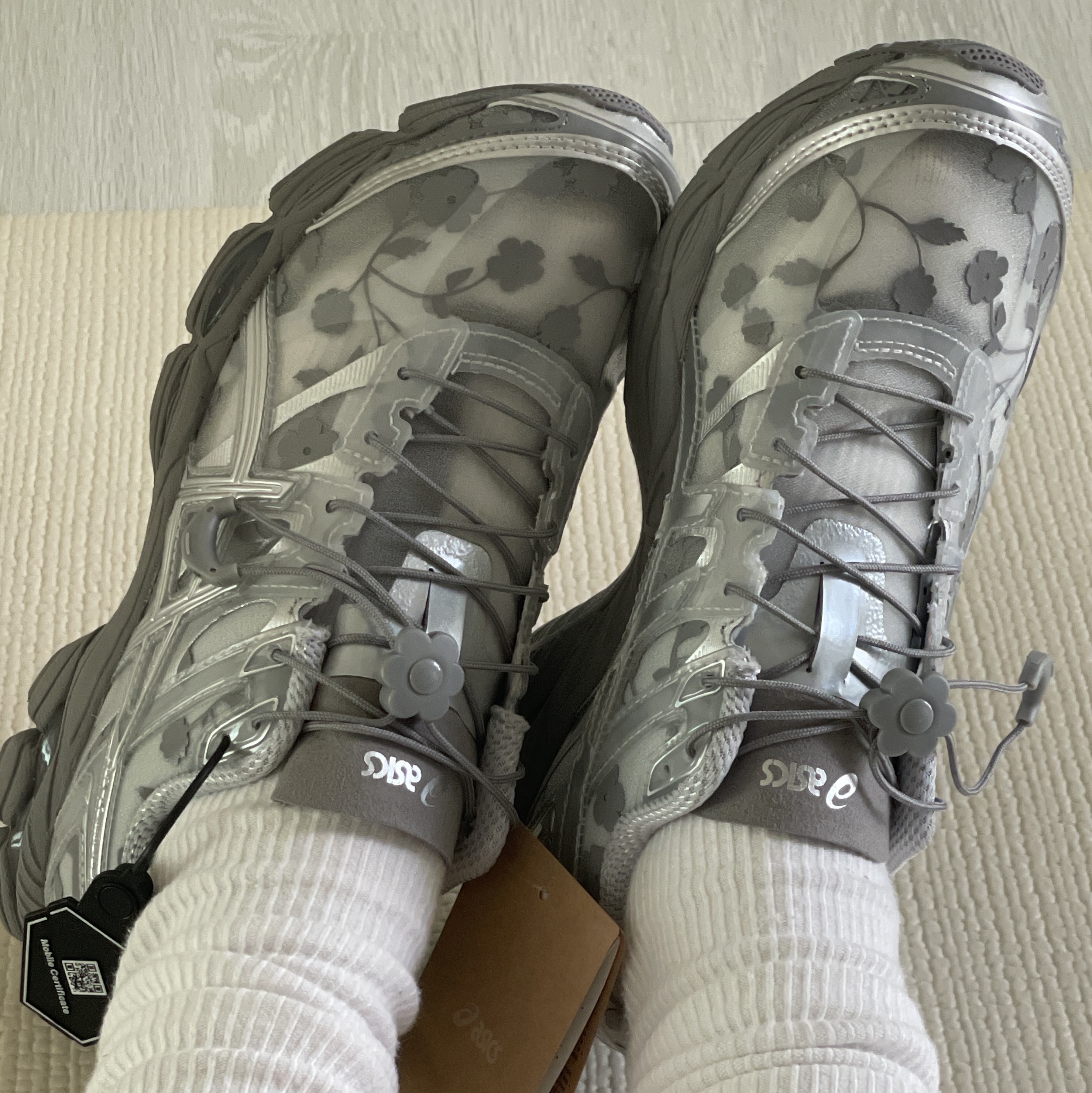 Asics x Cecilie Bahnsen Gel-Cumulus 16 Gray 착용 스타일
