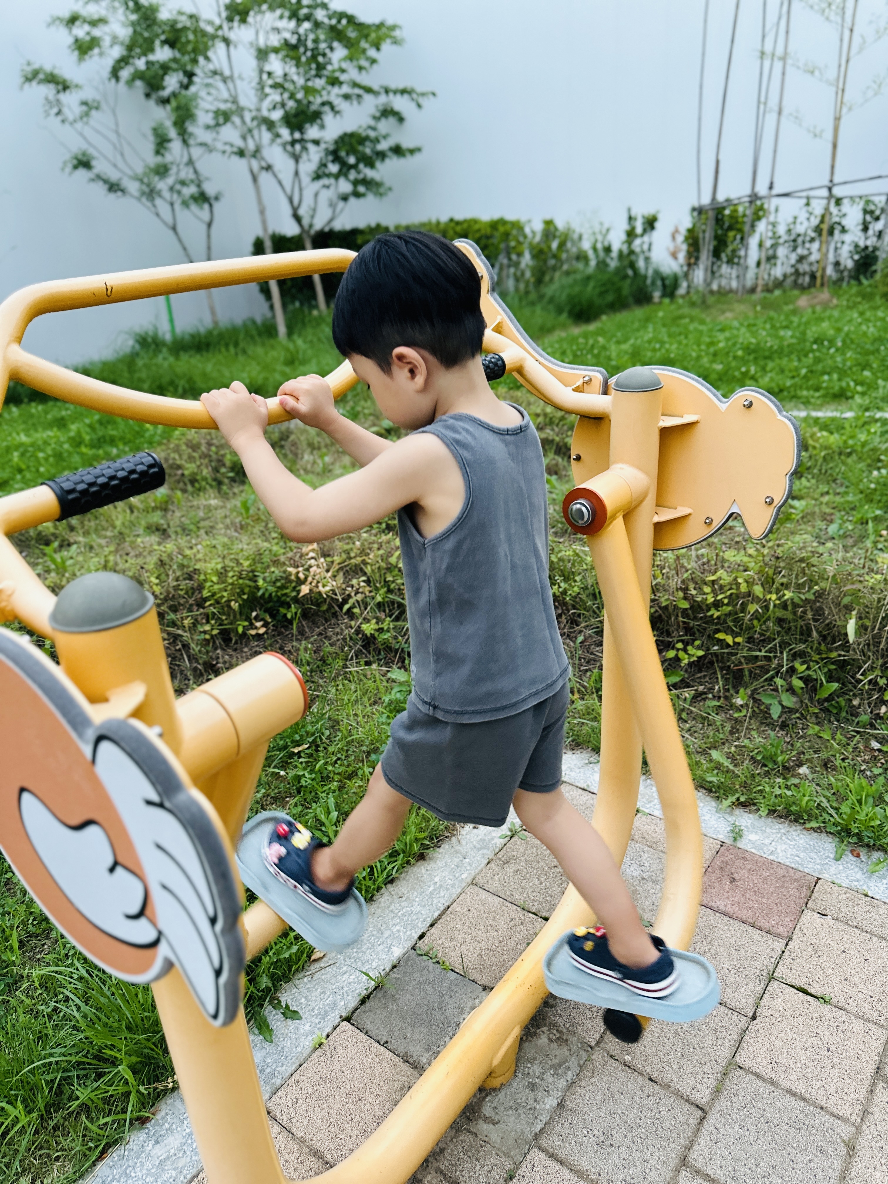 (Kids) Crocs Bayaband Clog Navy 착용 스타일 - 2
