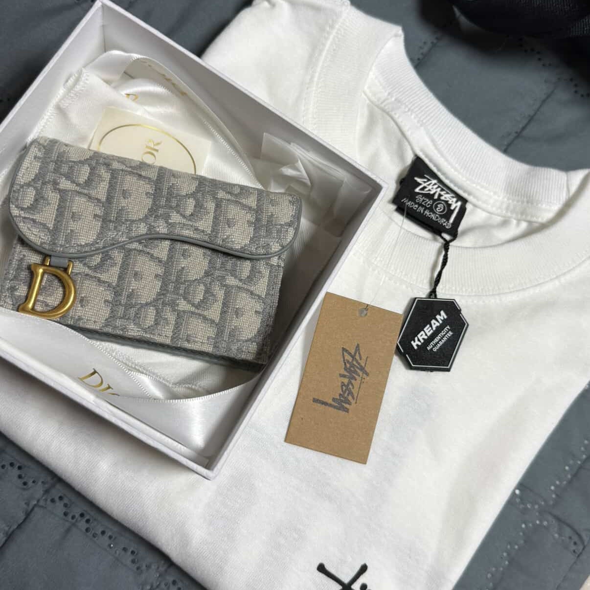Dior Saddle Flap Card Holder Grey Dior Oblique Jacquard, Stussy Basic Stussy T-Shirt White 2024, 2025 착용 스타일 - 2