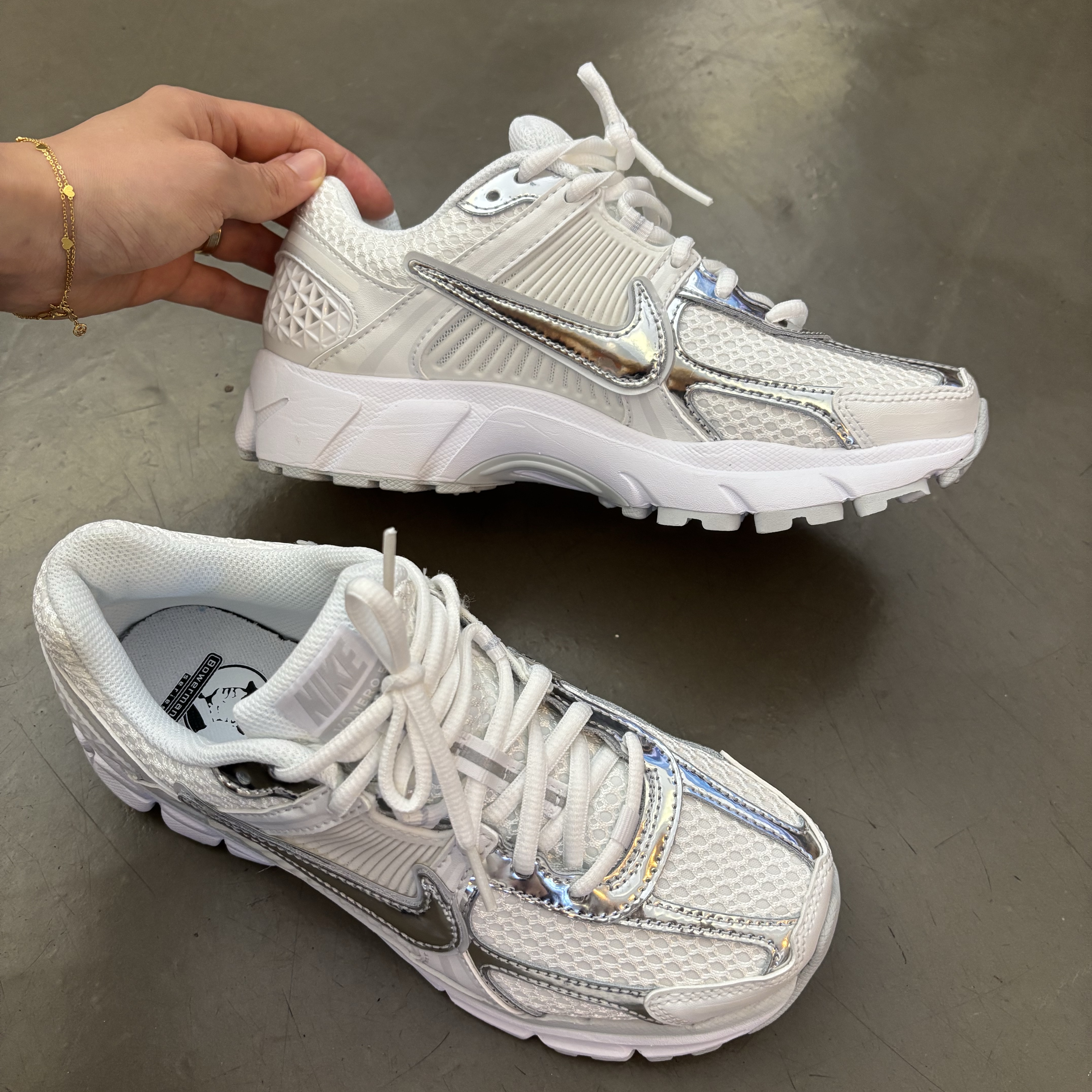 (W) Nike Zoom Vomero 5 White Metallic Silver 착용 스타일 - 2