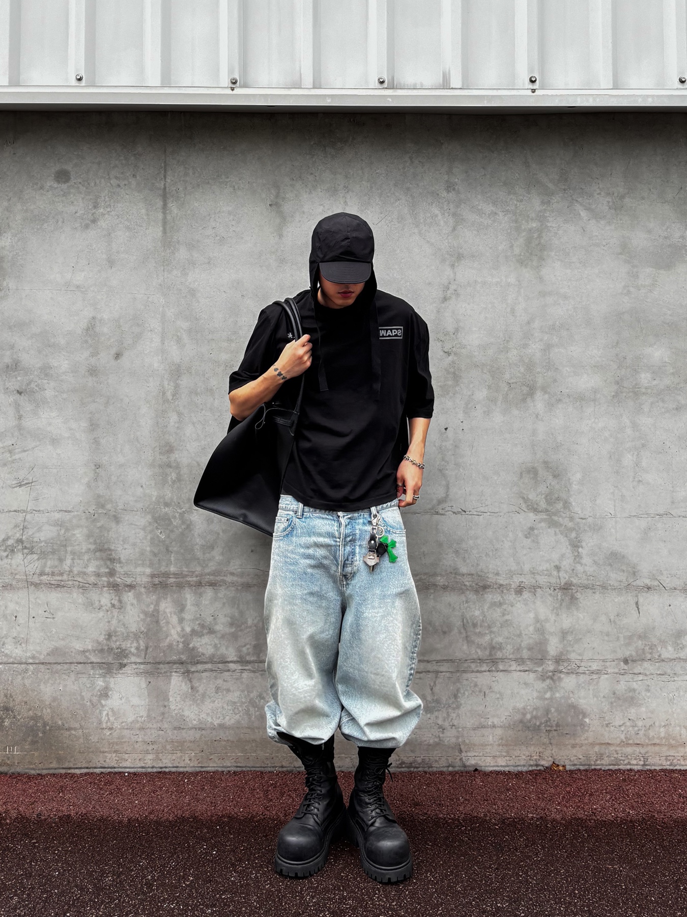 Wapworks Hardwork Crop T-Shirt Black, Balenciaga Large Baggy Jeans in Blue Coated Soft Denim 착용 스타일 - 1