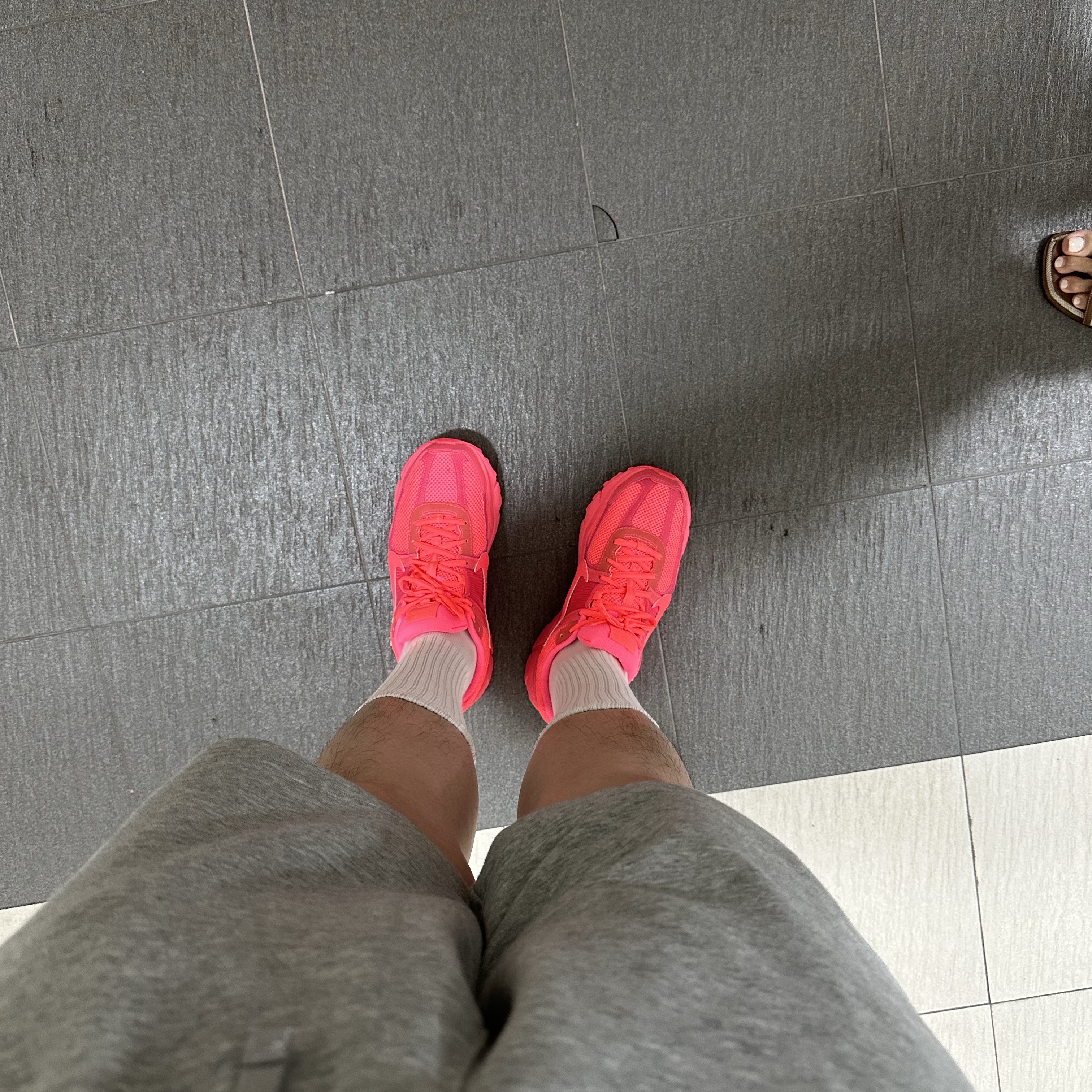 Nike Zoom Vomero 5 Hot Punch 착용 스타일 - 2