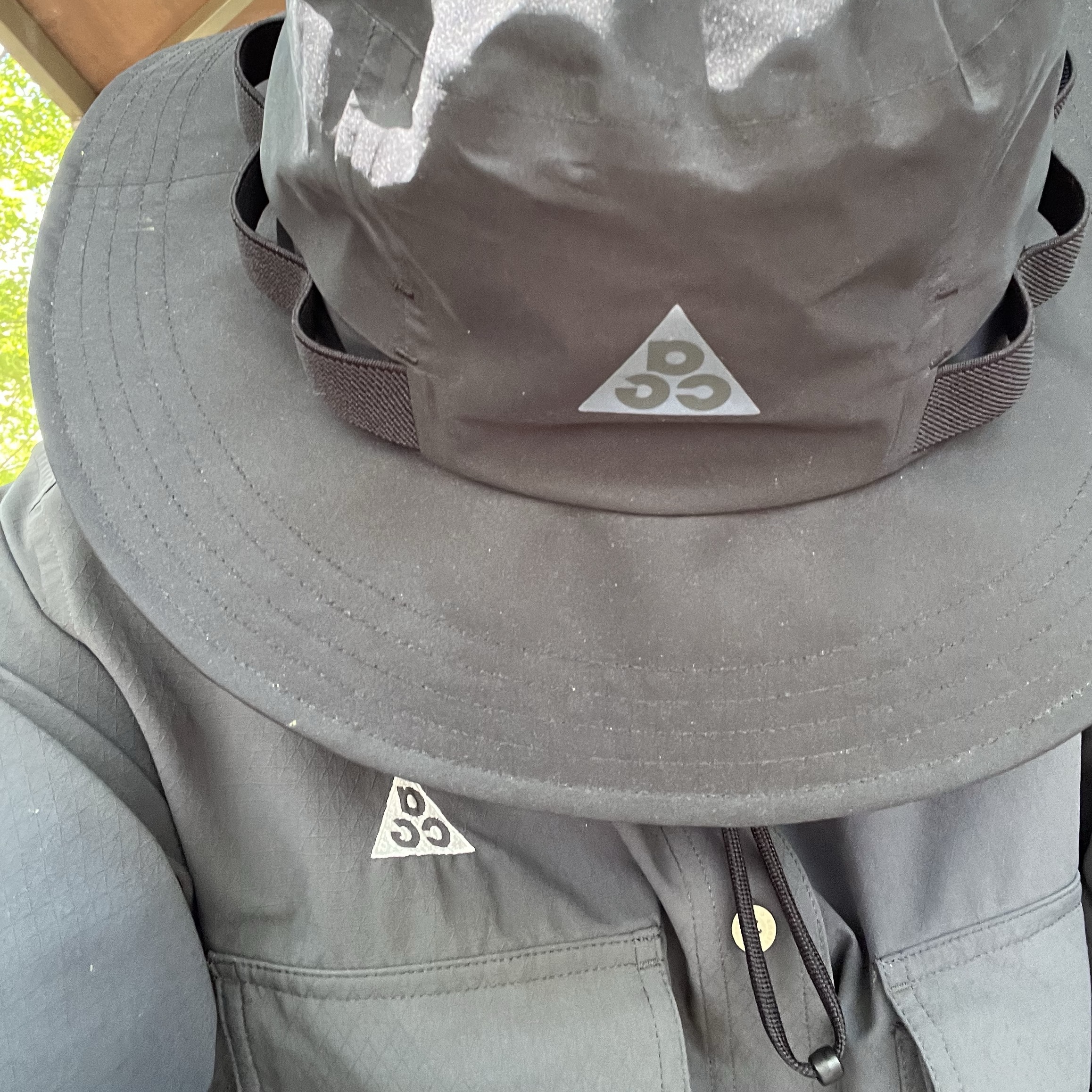 Nike ACG Dri-Fit UV Devastation Trail Shirt Dark Smoke Grey - Asia, Nike ACG Apex Bucket Hat Black 착용 스타일