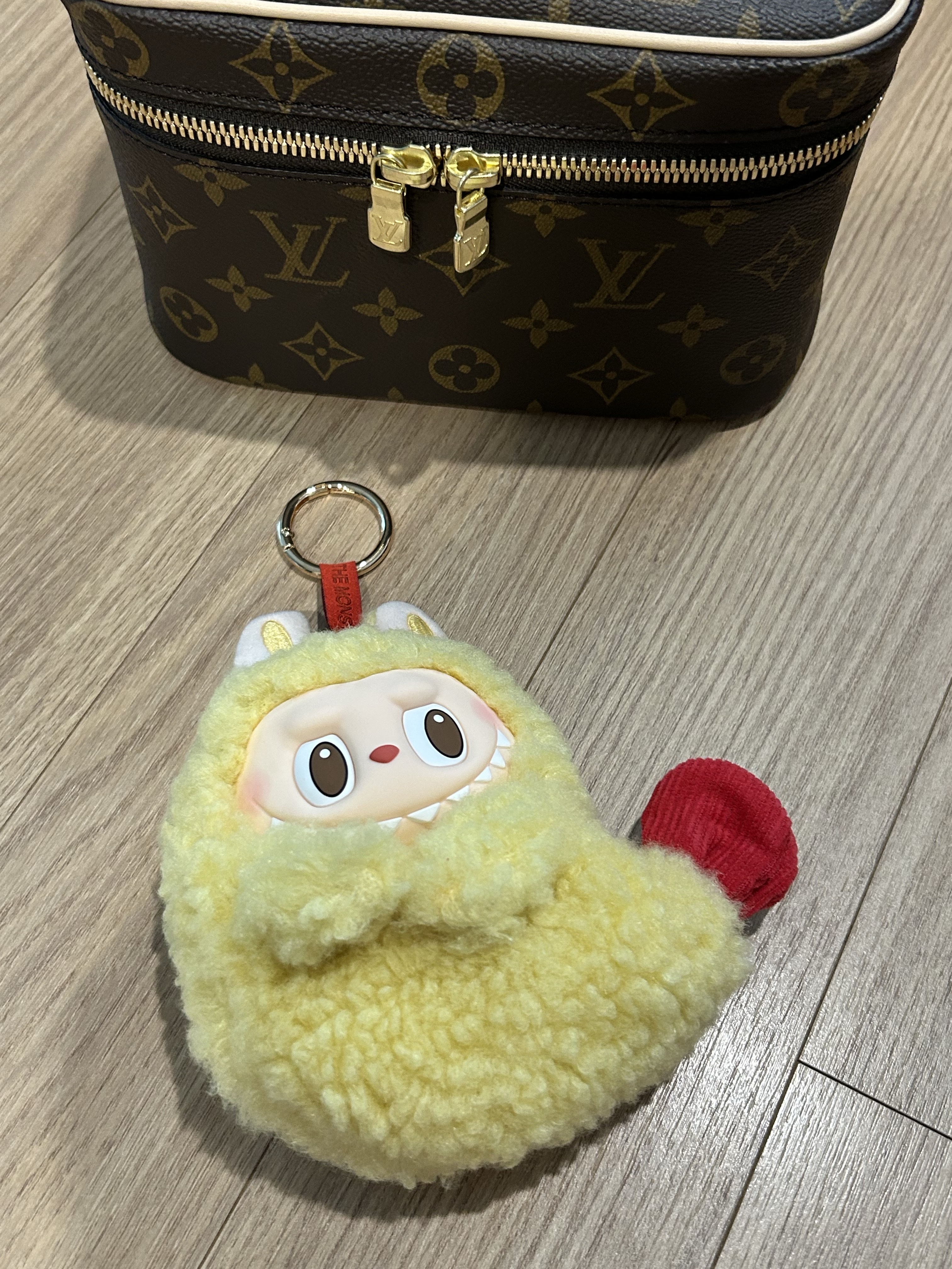 Pop Mart Labubu The Monsters Wacky Mart Series Earphone Case, Louis Vuitton Nice Mini Toiletry Pouch Monogram 착용 스타일 - 2