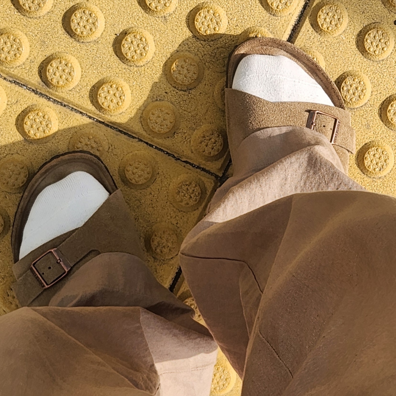 Birkenstock Zurich Suede Leather Taupe - Regular 착용 스타일