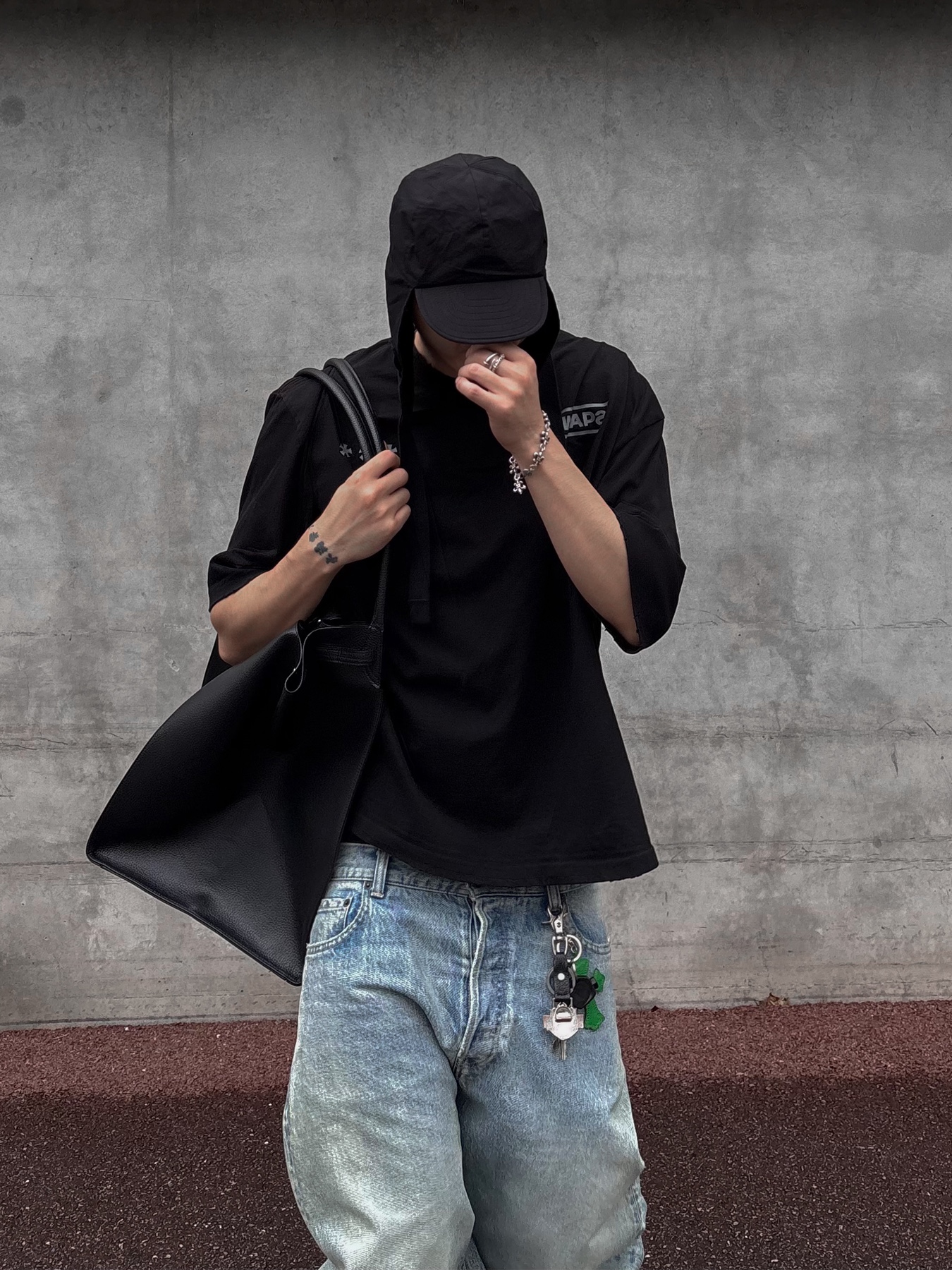 Wapworks Hardwork Crop T-Shirt Black, Balenciaga Large Baggy Jeans in Blue Coated Soft Denim 착용 스타일 - 3