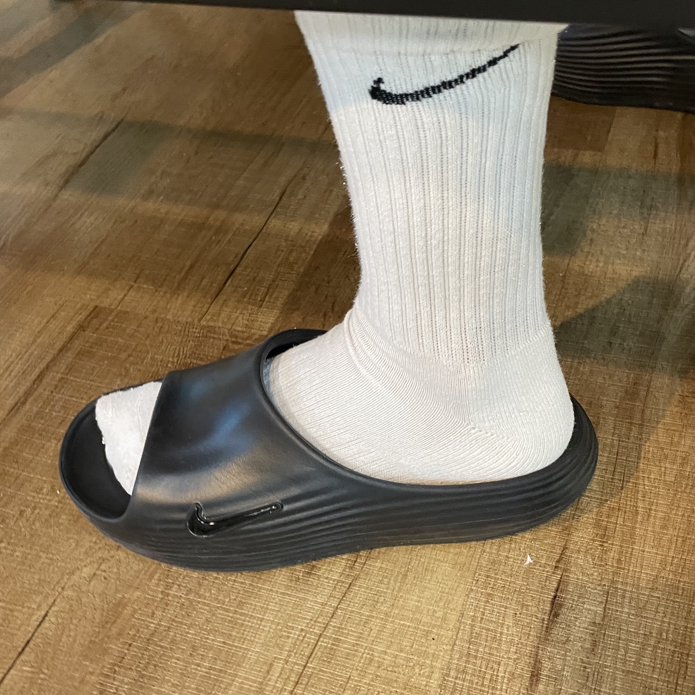 Nike ReactX Rejuven8 Slide Black 착용 스타일