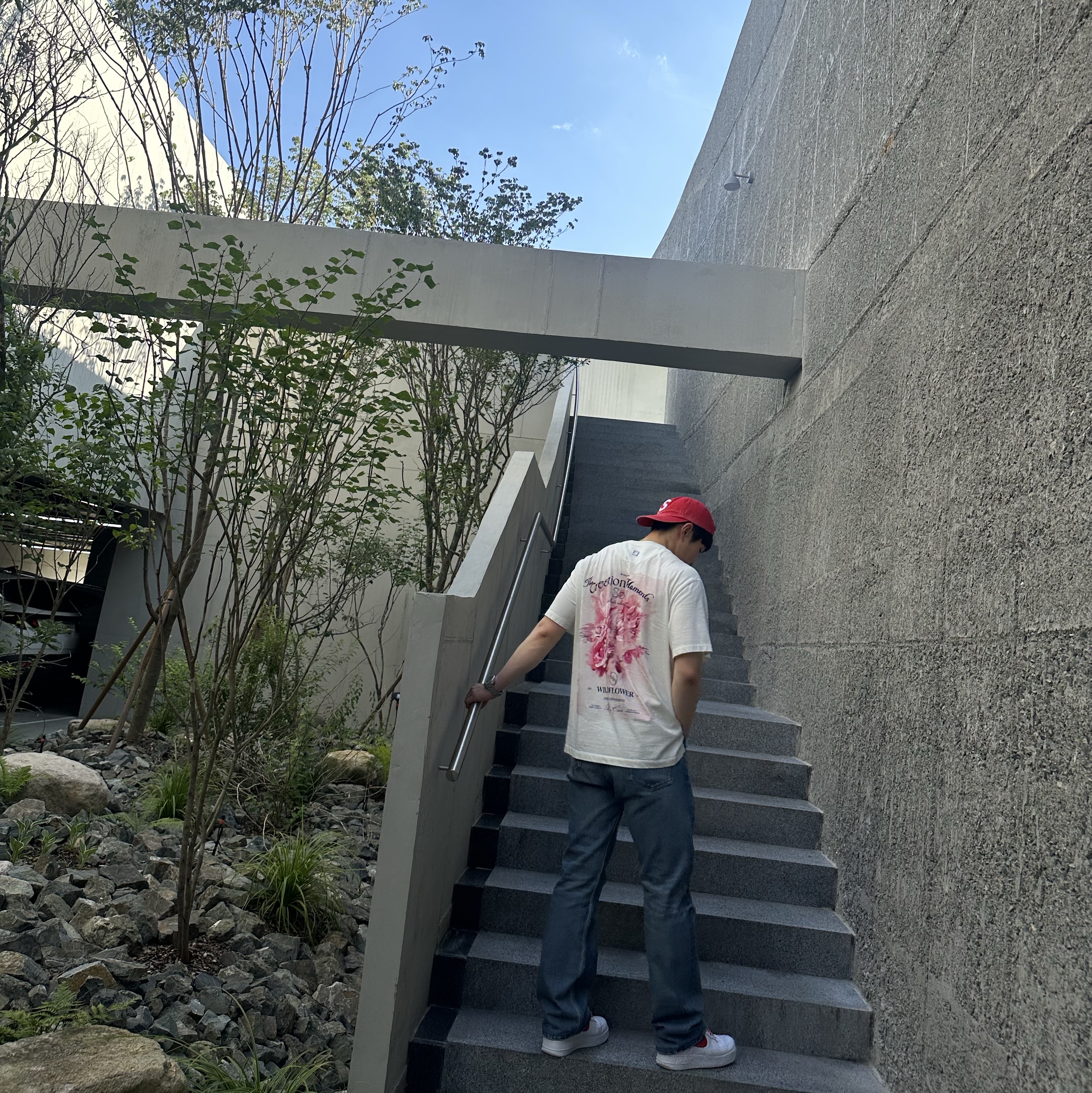 Wooyoungmi Flower Back Logo T-Shirt Ivory - 25SS, Nike x Supreme Air Force 1 Low White Speed Red - Shanghai Store Exclusive 착용 스타일 - 2