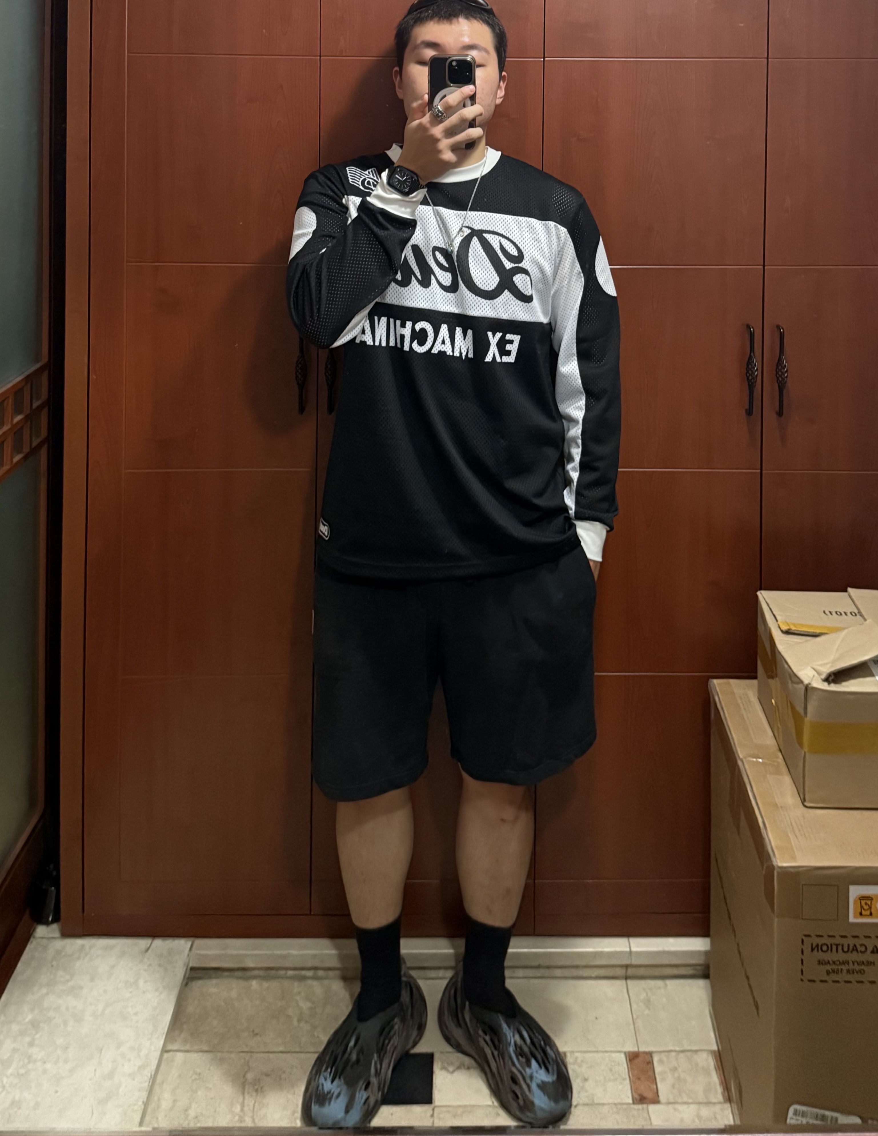 Deus Ex Machina Saber Moto Jersey Black, Oakley Eye Jacket Redux Matte Black Frame Prizm Grey Lenses High Bridge Fit 착용 스타일