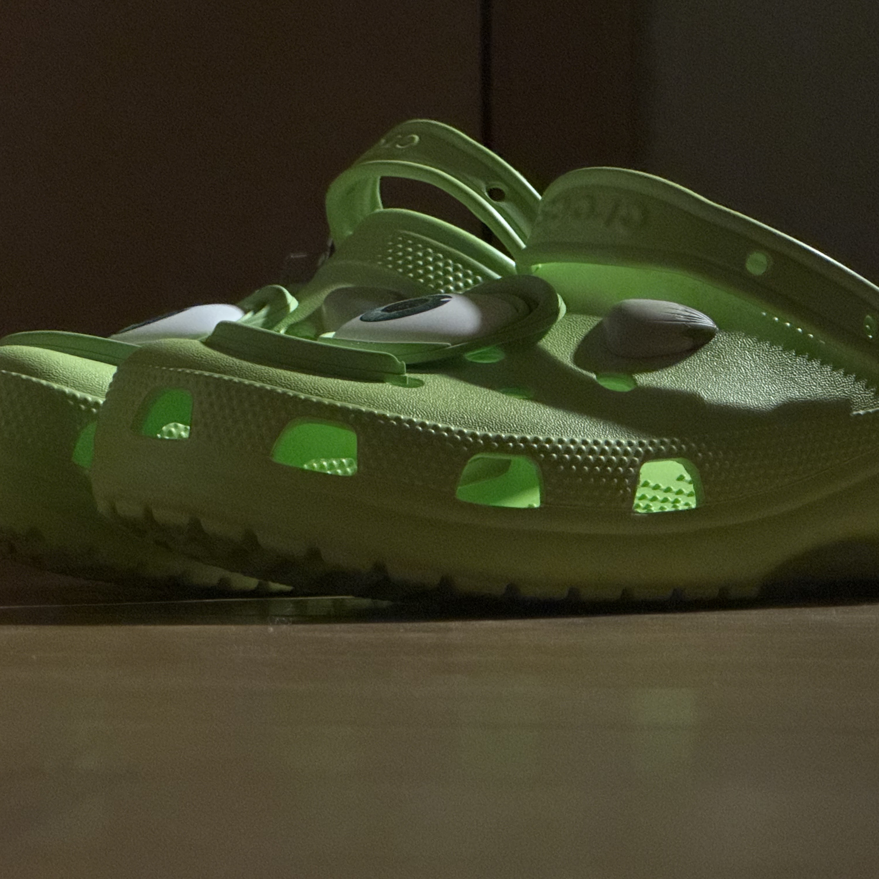 Crocs x Disney Pixar Monters, Inc. Mike Wazowski Classic Clog Multi 착용 스타일