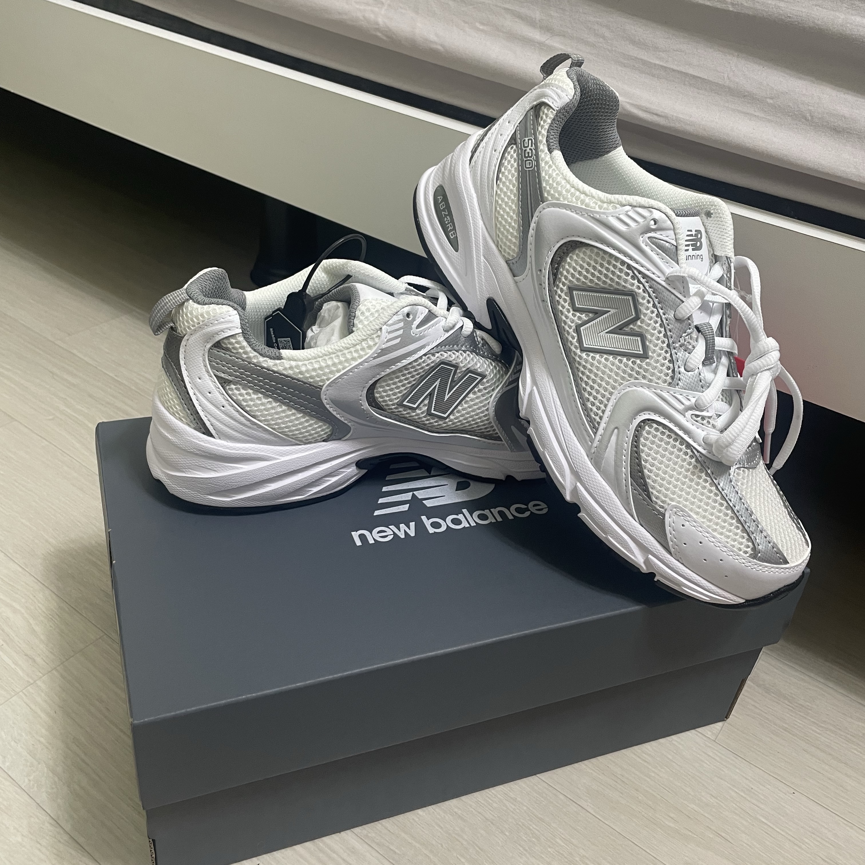 New Balance 530 White Silver 착용 스타일 - 1