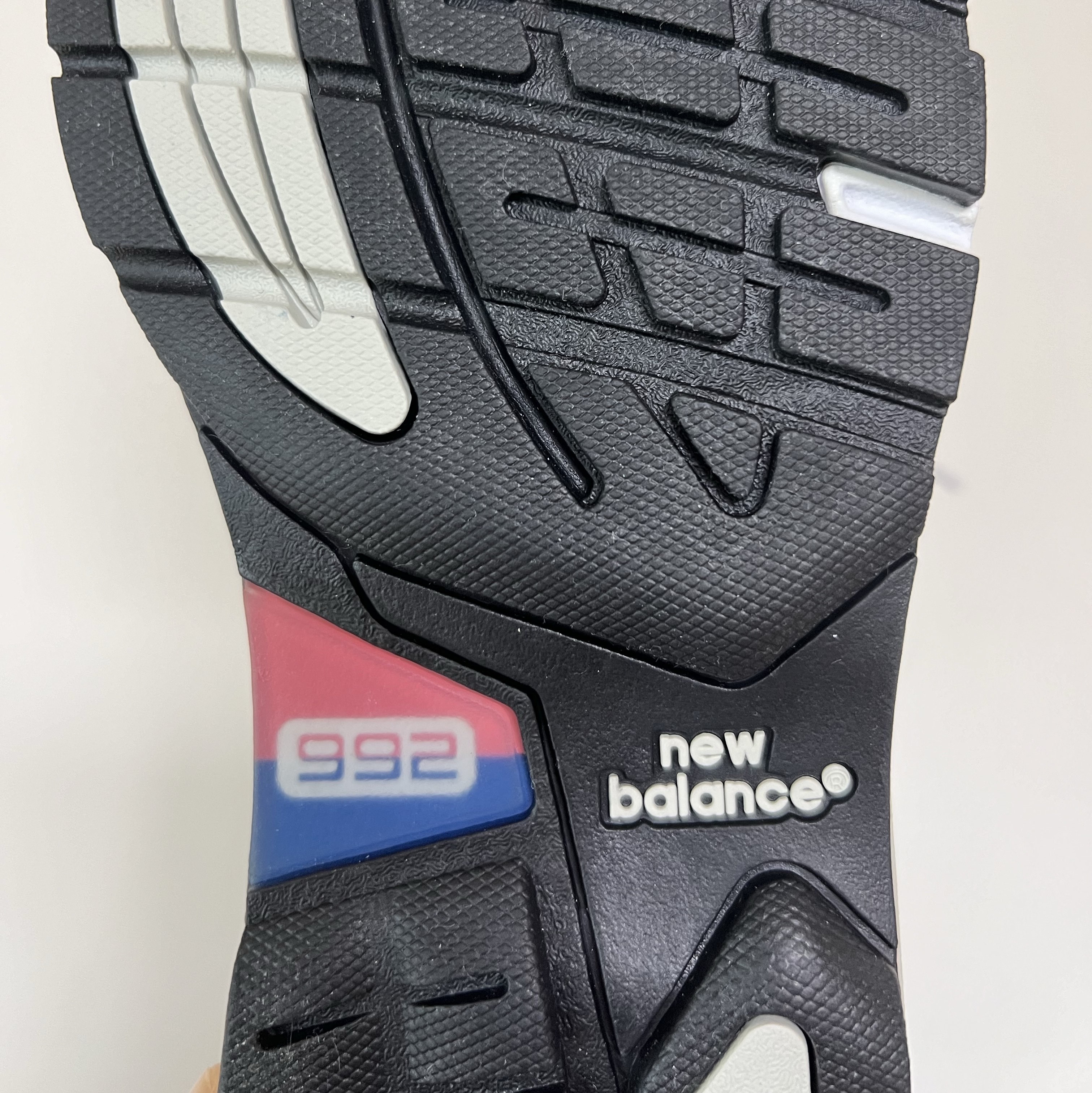 New Balance 992 Made in USA Core Grey Silver Metallic 착용 스타일 - 5