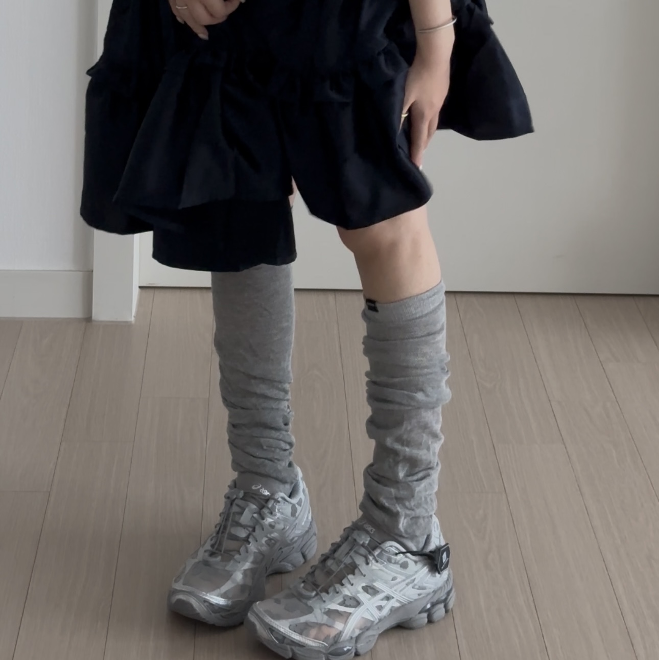 Asics x Cecilie Bahnsen Gel-Cumulus 16 Gray 착용 스타일 - 2
