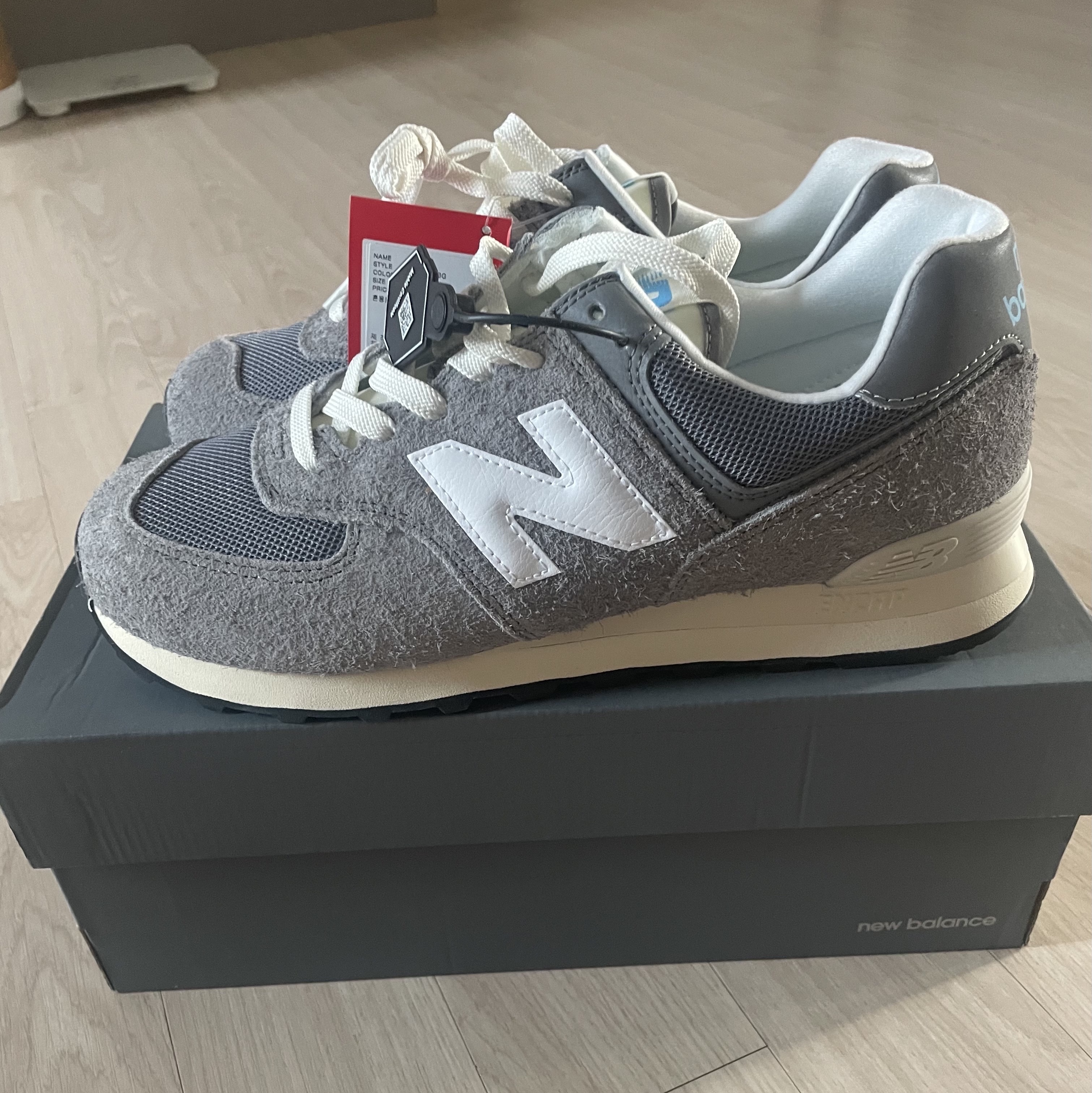 New Balance 574 Heritage Gray 착용 스타일