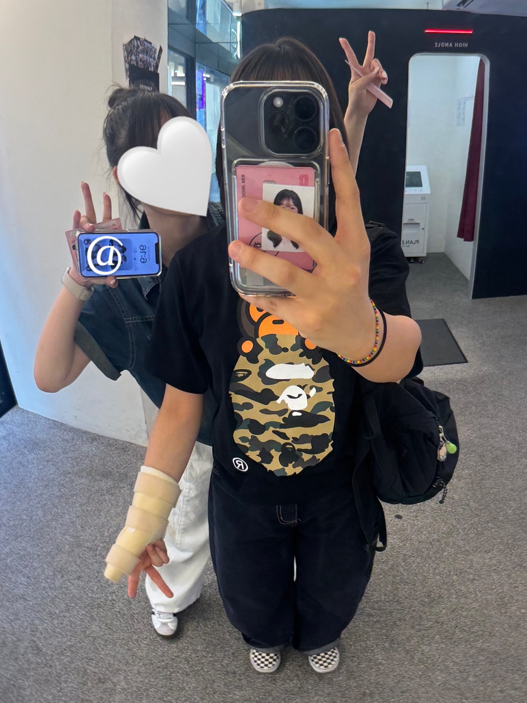 BAPE 1st Camo Milo on Ape Head T-Shirt Black Yellow, Vans Slip-On Checkerboard 착용 스타일