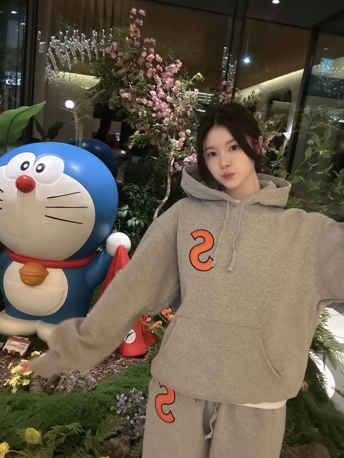 Supreme S Logo Hooded Sweatshirt Heather Grey - 25SS, Supreme S Logo Sweatpant Heather Grey - 25SS 착용 스타일 - 3
