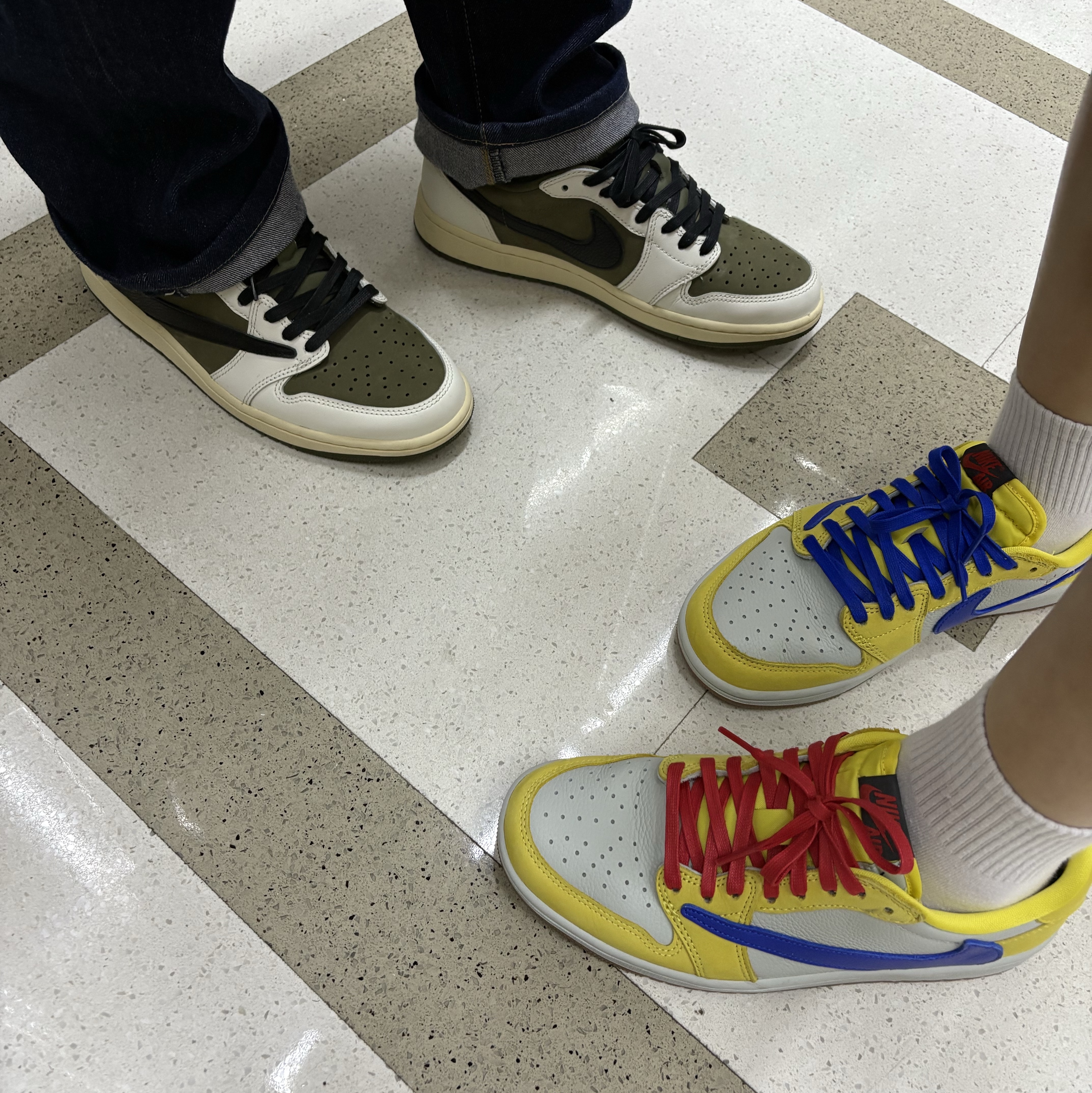 Jordan 1 x Travis Scott Retro Low OG SP Reverse Olive, (W) Jordan 1 x Travis Scott Retro Low OG SP Canary 착용 스타일 - 2