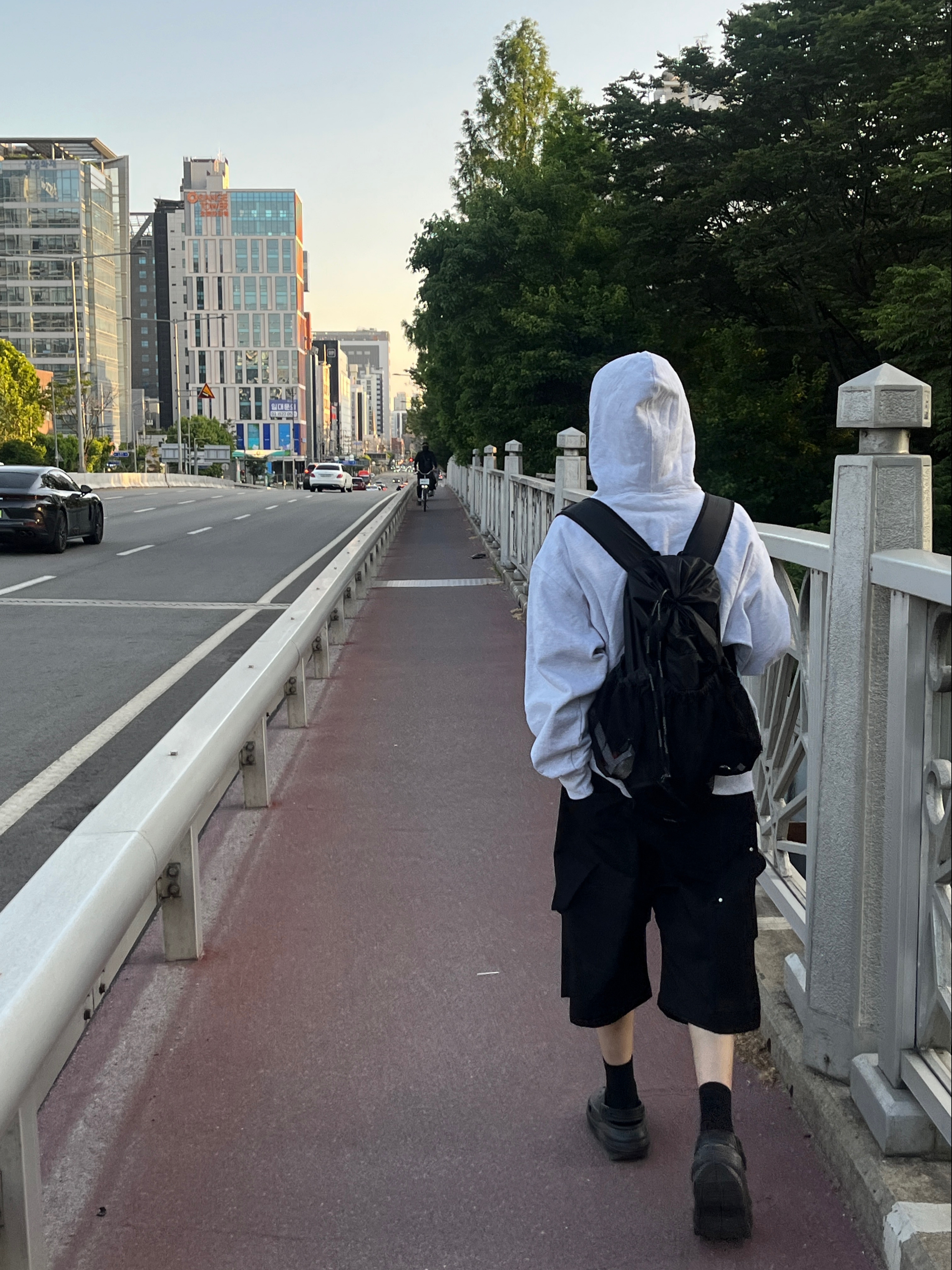 Supreme Small Box Hooded Sweatshirt Ash Grey - 24FW, Nonnod Alpine Carpenter Shorts Matt Black 착용 스타일 - 4