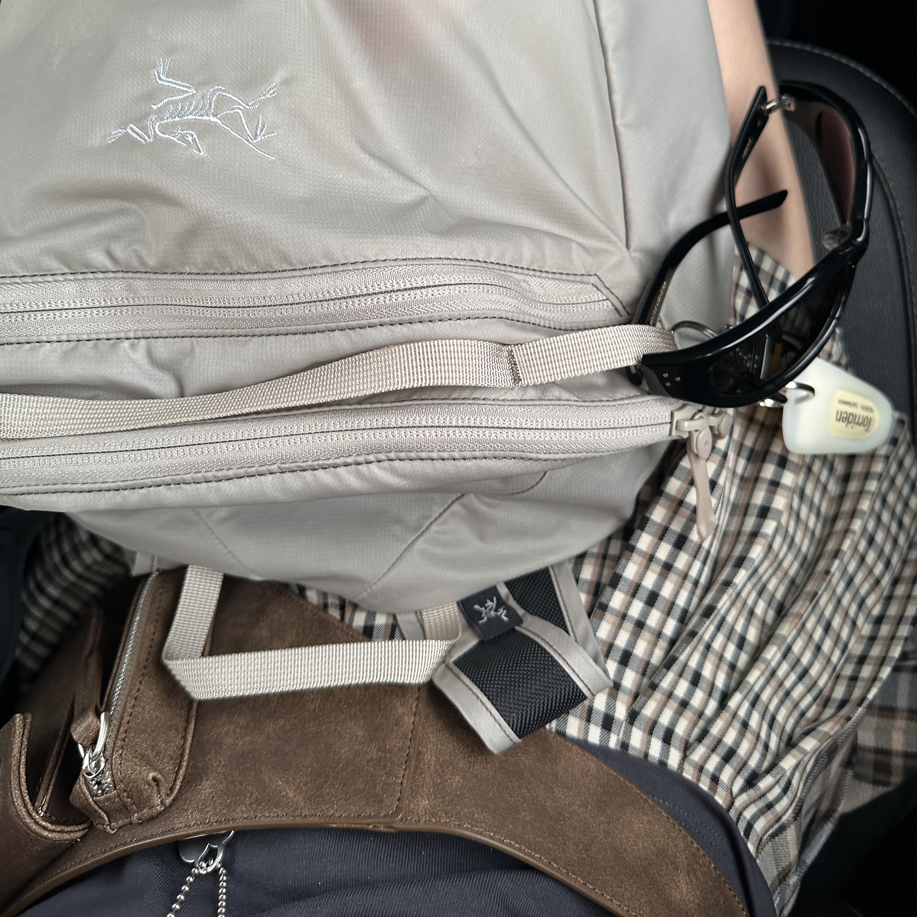 Arc'teryx Heliad 15 Backpack Rune, Gentle Monster Young 01 Black 착용 스타일 - 2