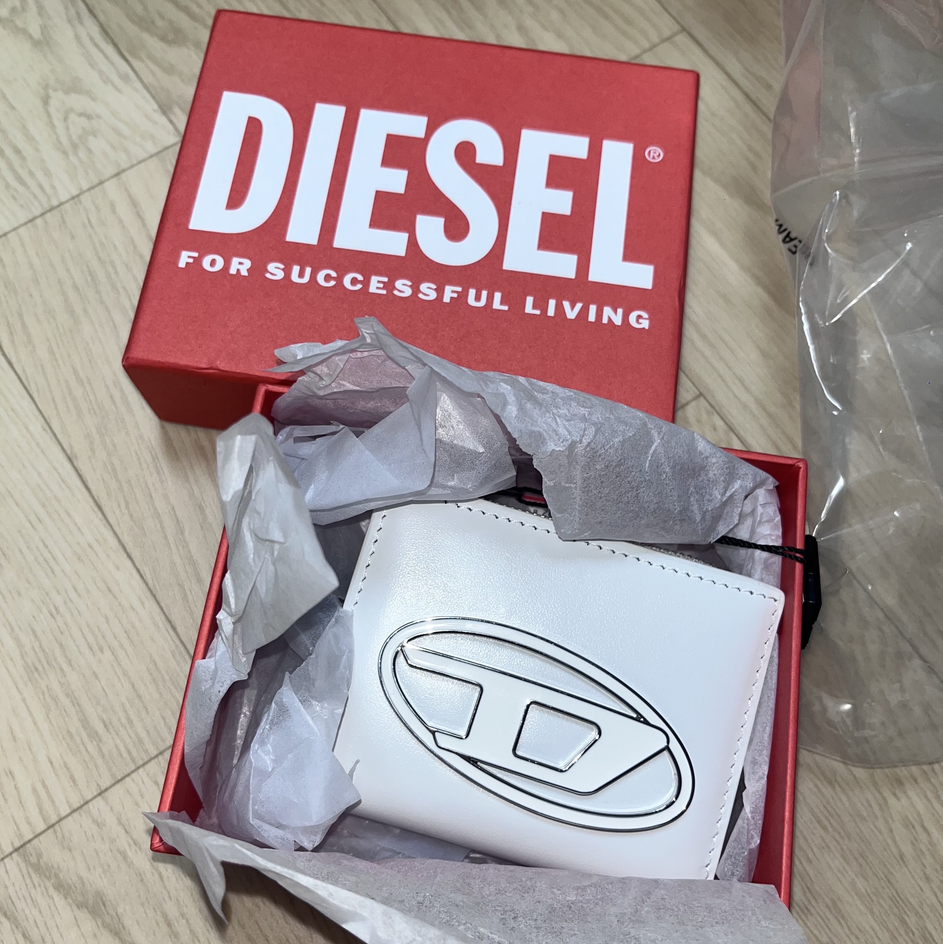 Diesel 1DR Card Holder Zip L White 착용 스타일