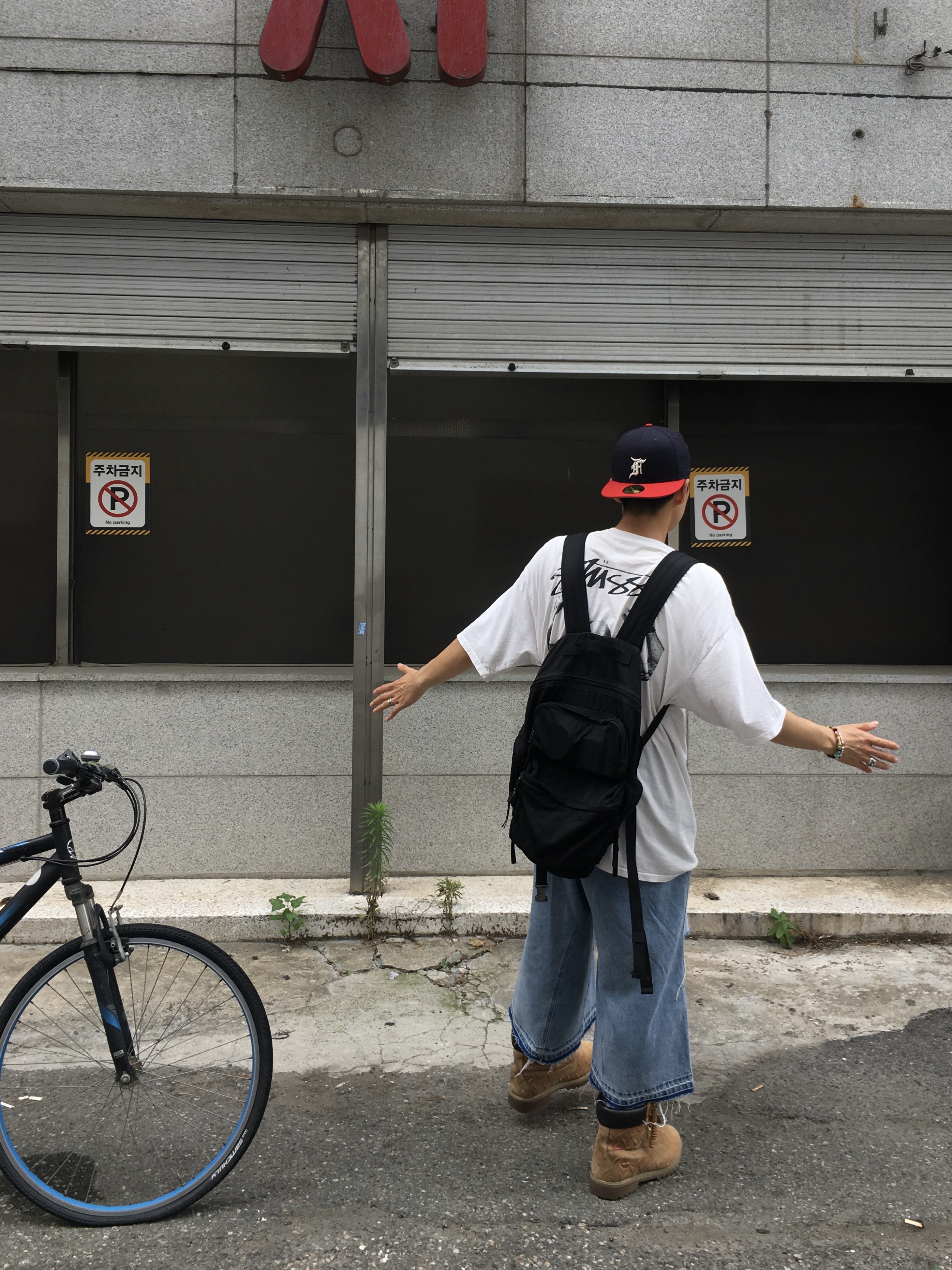 Sundayoffclub Layered Waist Denim Short Light Blue, Stussy x Martine Rose Stand Firm Pigment Dyed T-Shirt Natural 착용 스타일 - 2
