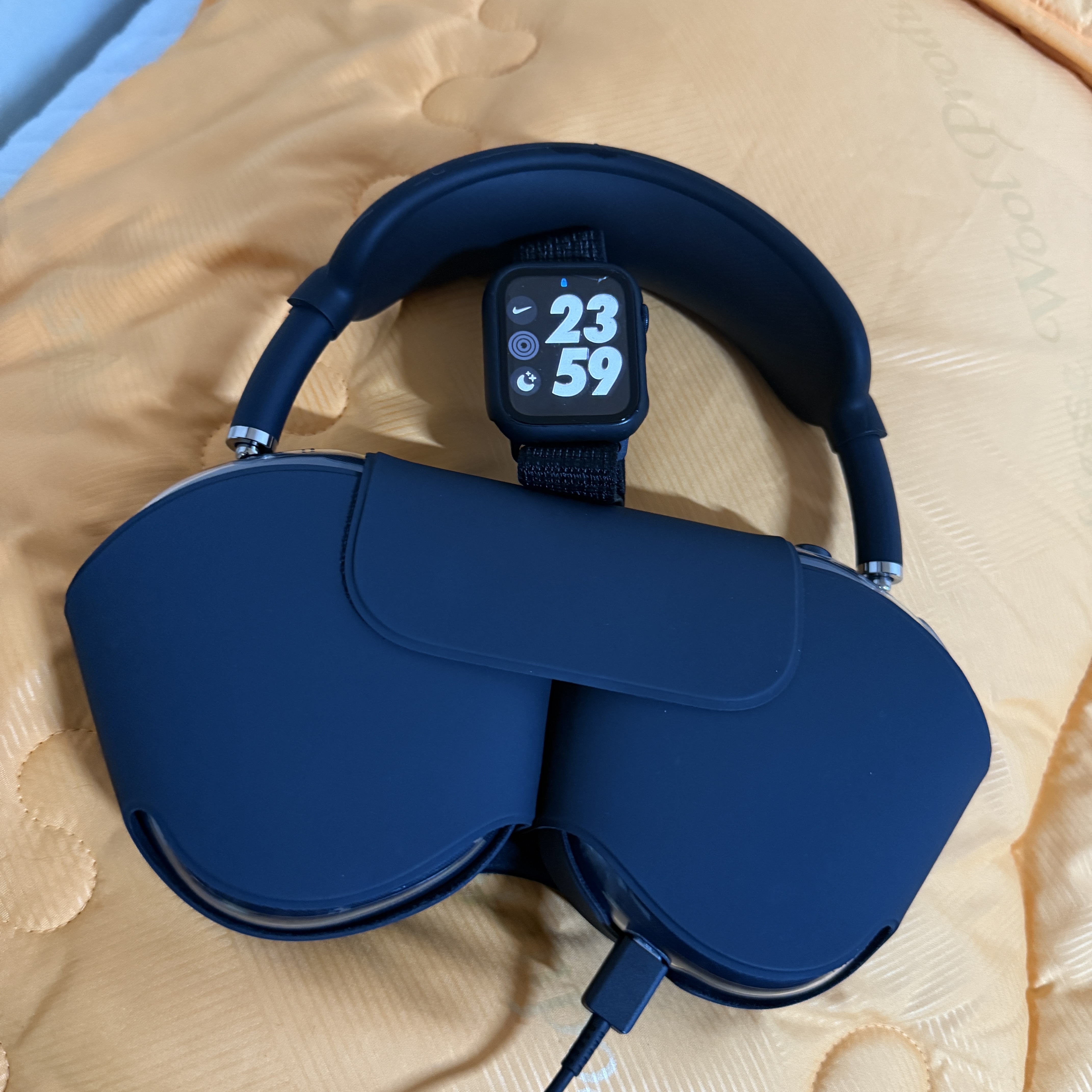 Apple Watch SE 2nd 44mm GPS Midnight Aluminium Case with Sport Band M/L Midnight (Korean Ver.), Apple AirPods Max USB C Midnight (Korean Ver.) 착용 스타일