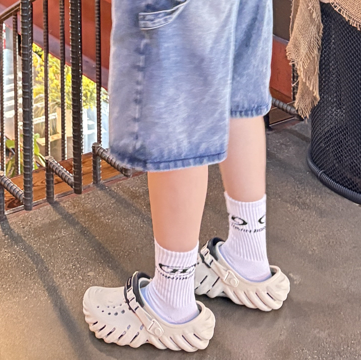 Crocs Echo Clog Bone Black 착용 스타일