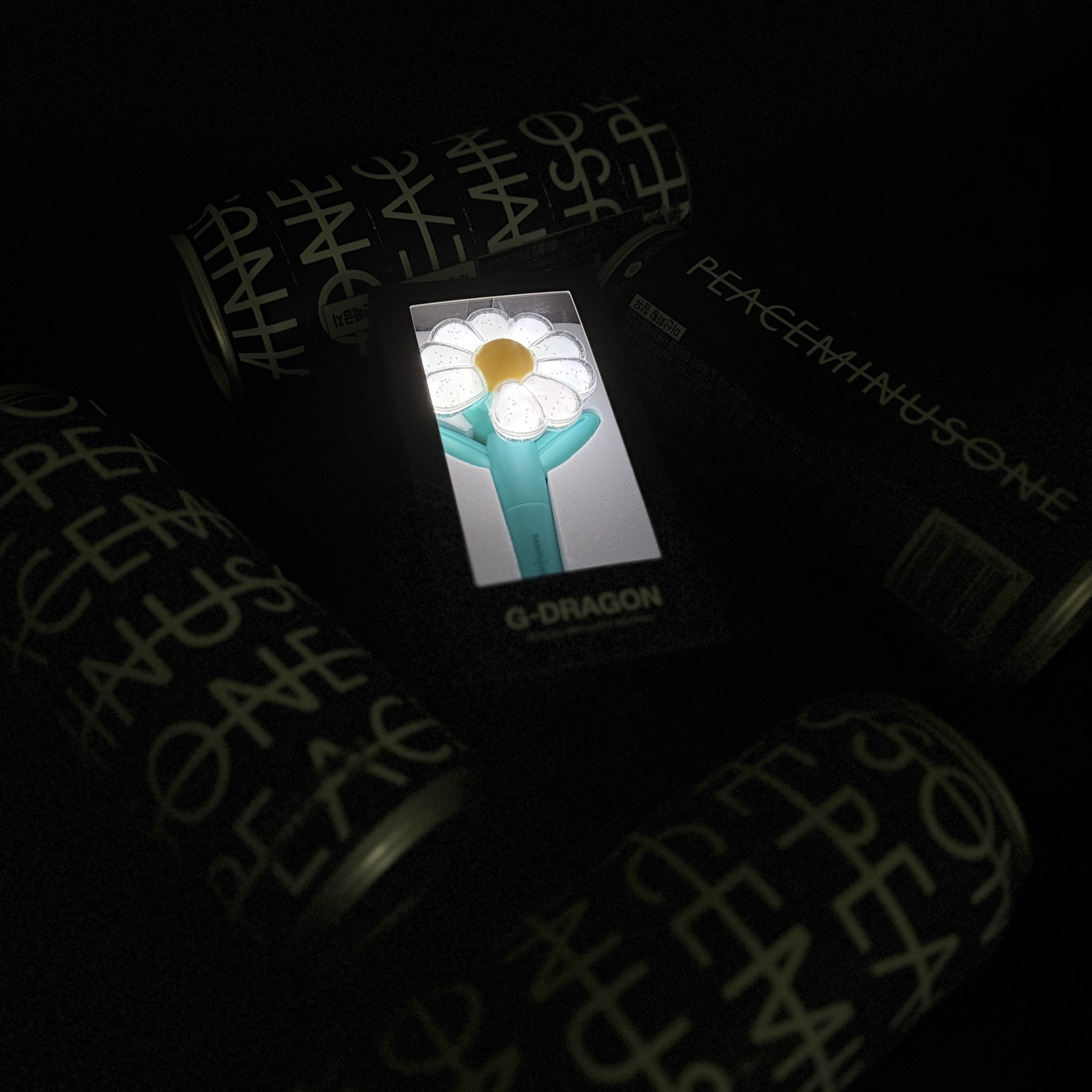 G-DRAGON Ubermensch Official Mini Light Keyring Mint 착용 스타일 - 2