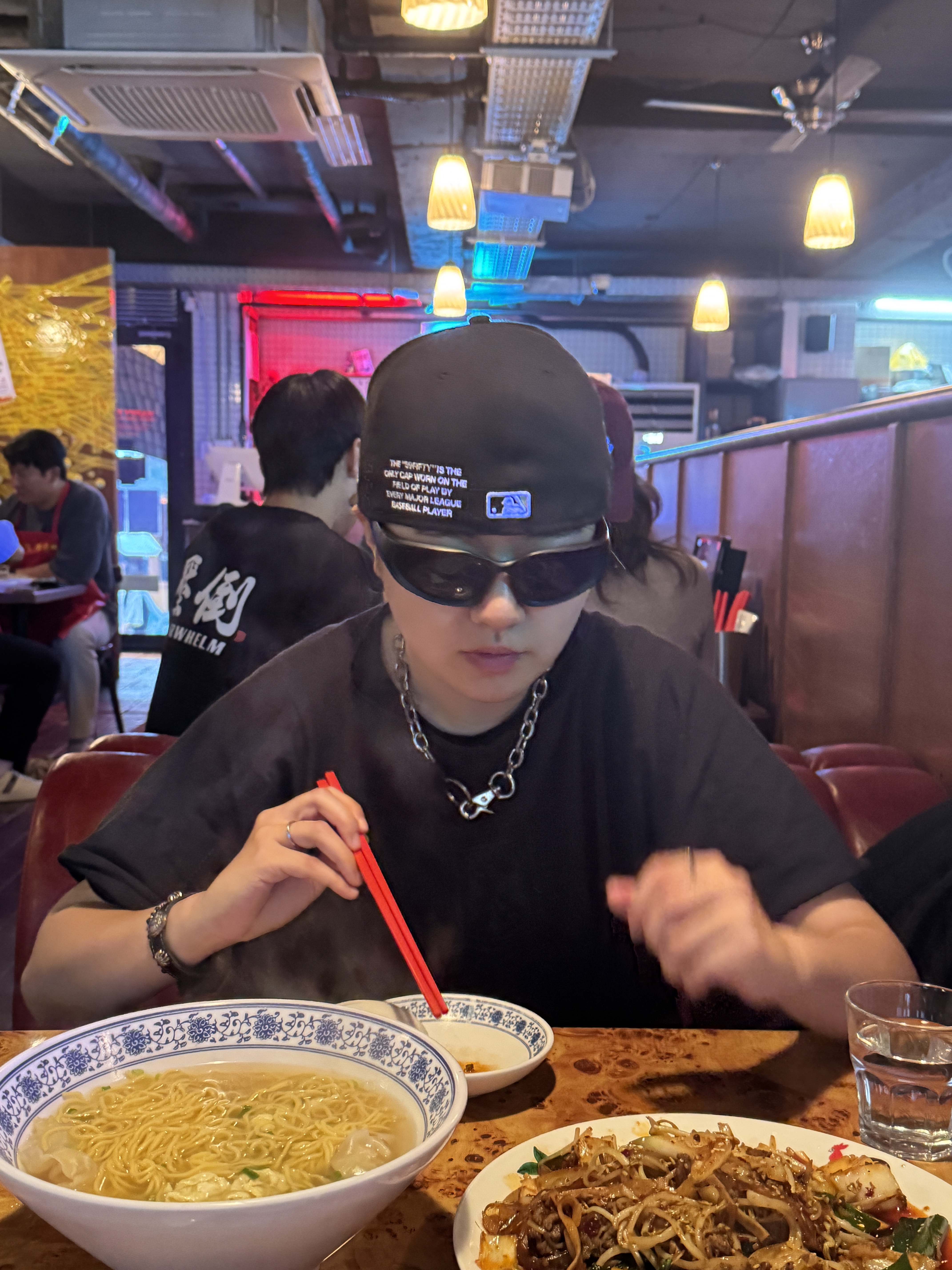 Our Legacy Ladon Brass Keychain Matte Nickel, Yeezy Vultures Box T-Shirt Black 착용 스타일