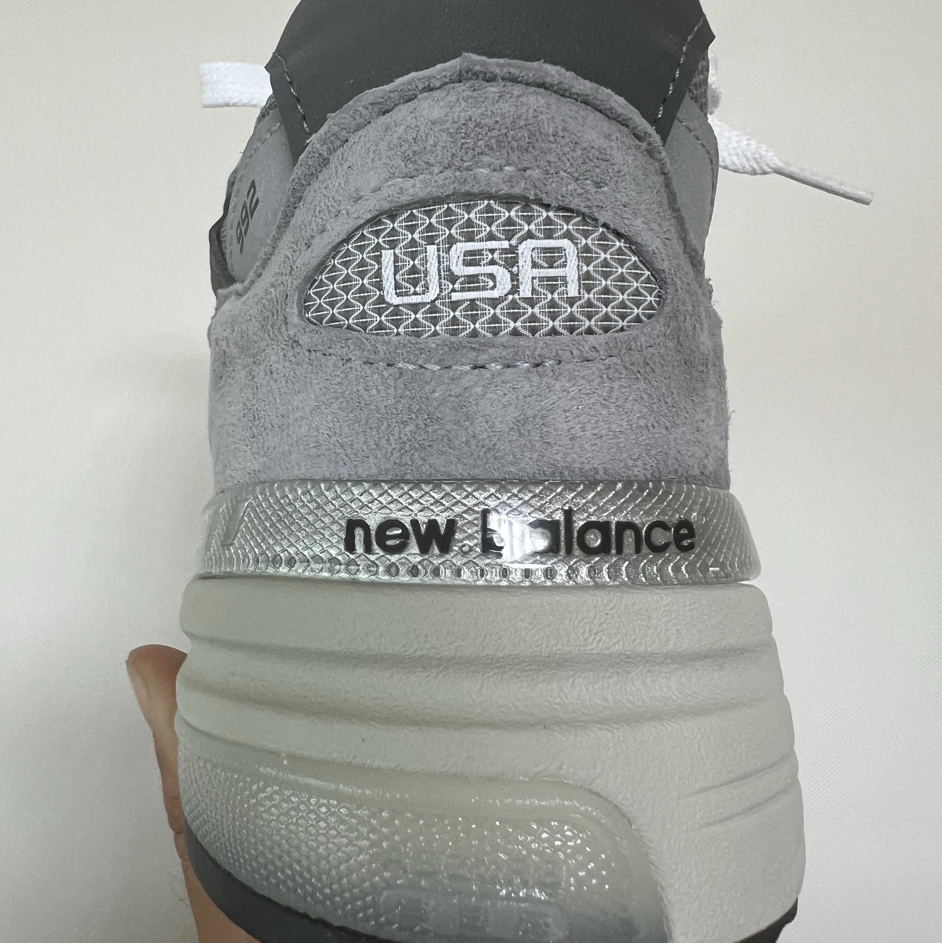 New Balance 992 Made in USA Core Grey Silver Metallic 착용 스타일 - 3