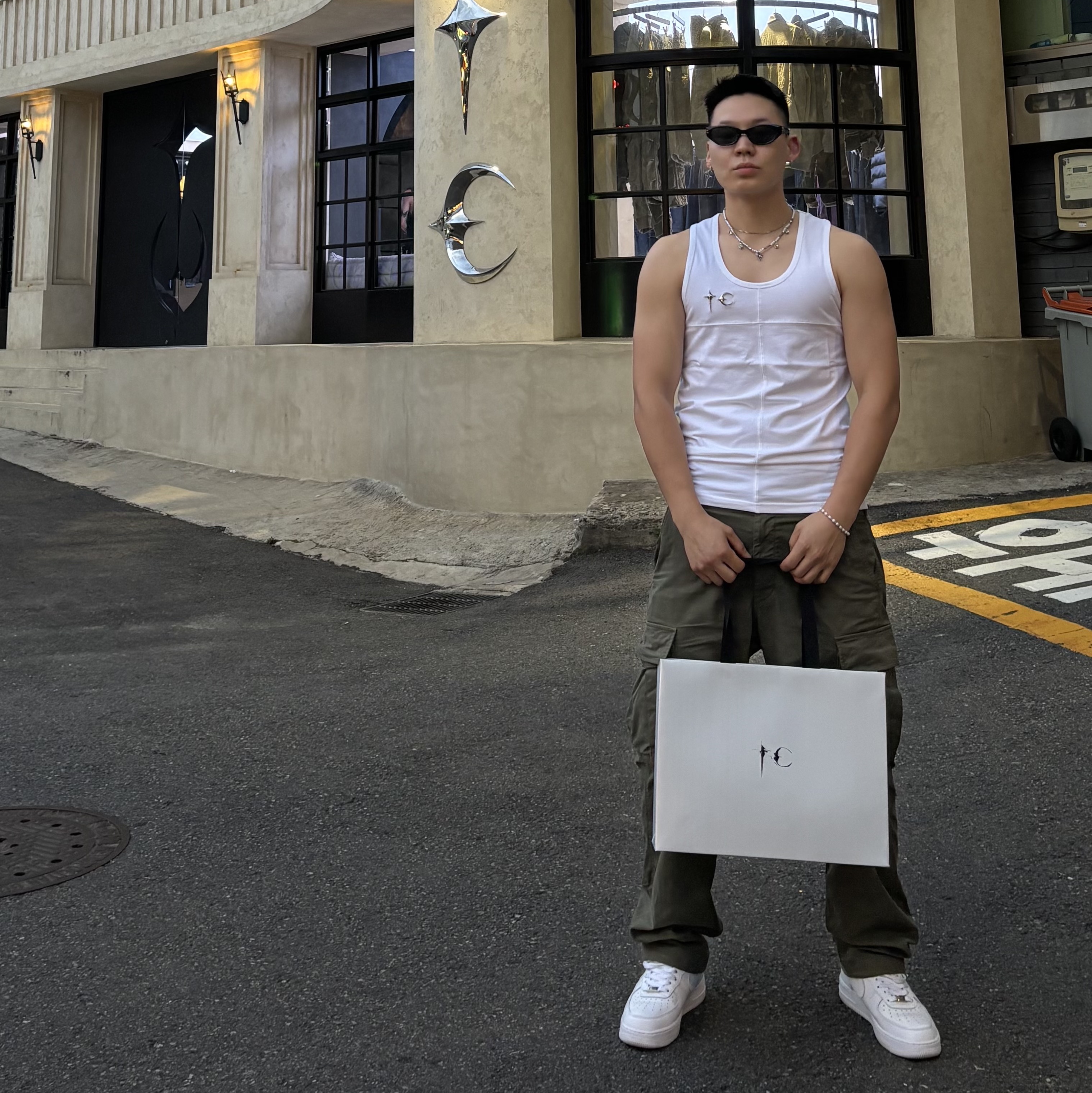 Thug Club TC Tank Top White, Gentle Monster Rococo 01 Black 착용 스타일