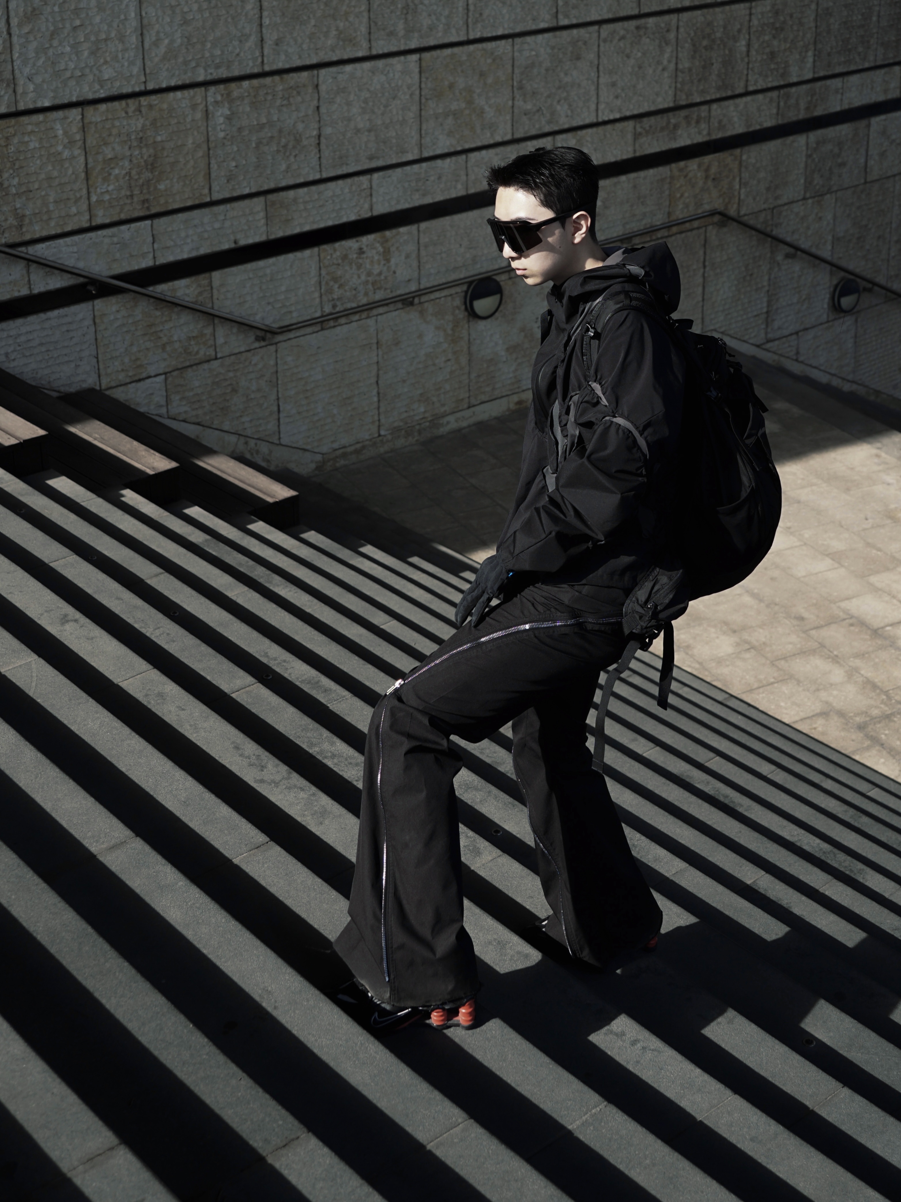 Nike x Martine Rose Shox MR4 Black 착용 스타일 - 3
