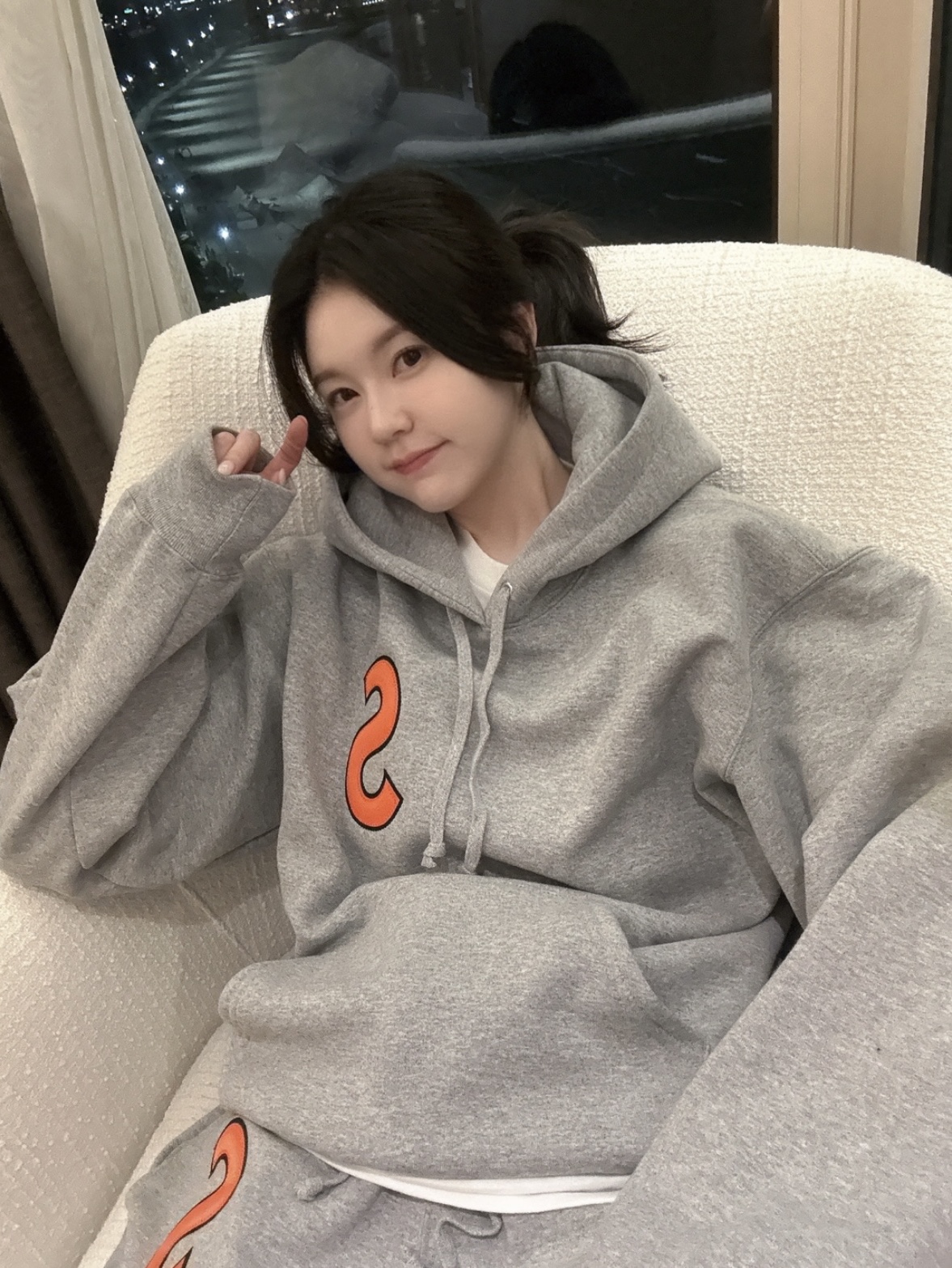 Supreme S Logo Hooded Sweatshirt Heather Grey - 25SS, Supreme S Logo Sweatpant Heather Grey - 25SS 착용 스타일 - 1