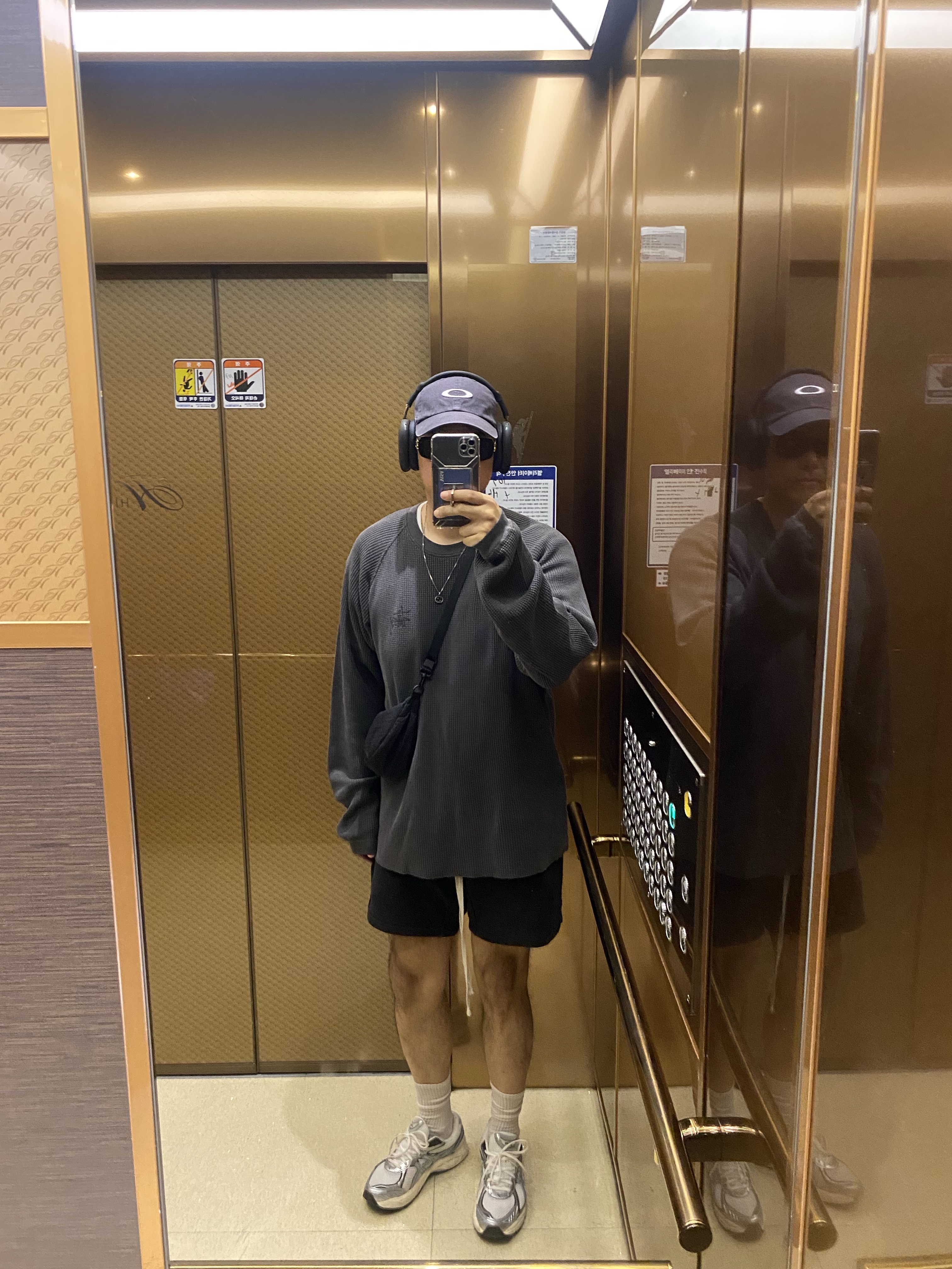 Apple AirPods Max USB C Midnight (Korean Ver.), Oakley Remix Dad Hat Blackout 착용 스타일